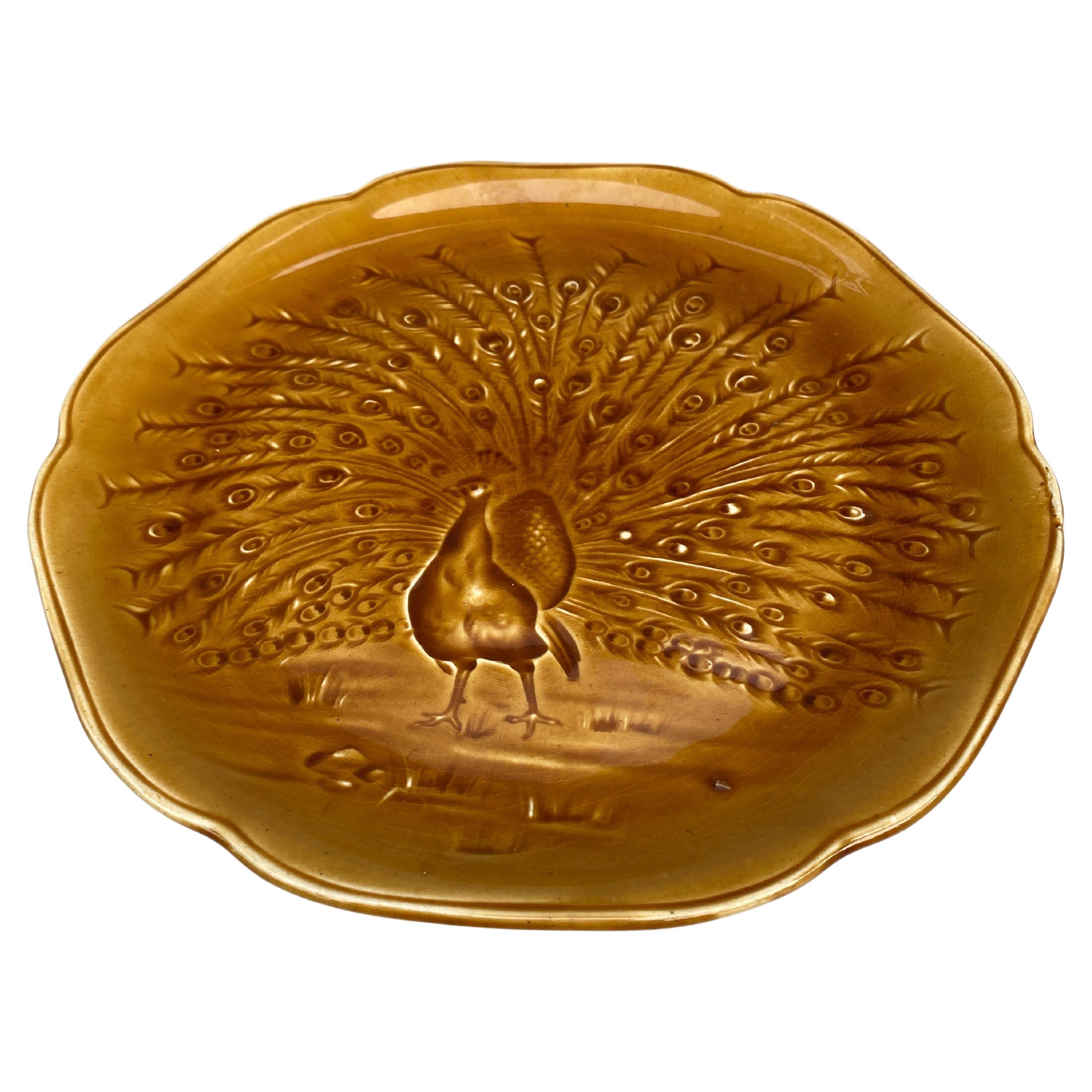 Goldenrold Senf Majolika Teller mit einem Pfau signiert Hippolyte Boulenger Choisy-le-Roi, um 1890.
Die Manufaktur von Choisy-le-Roi war eine der wichtigsten Manufakturen am Ende des 19. Jahrhunderts, die sehr hochwertige Keramik aller Art wie