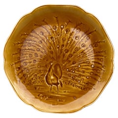 Gelber Majolika- Pfauenteller aus dem 19. Jahrhundert Choisy Le Roi