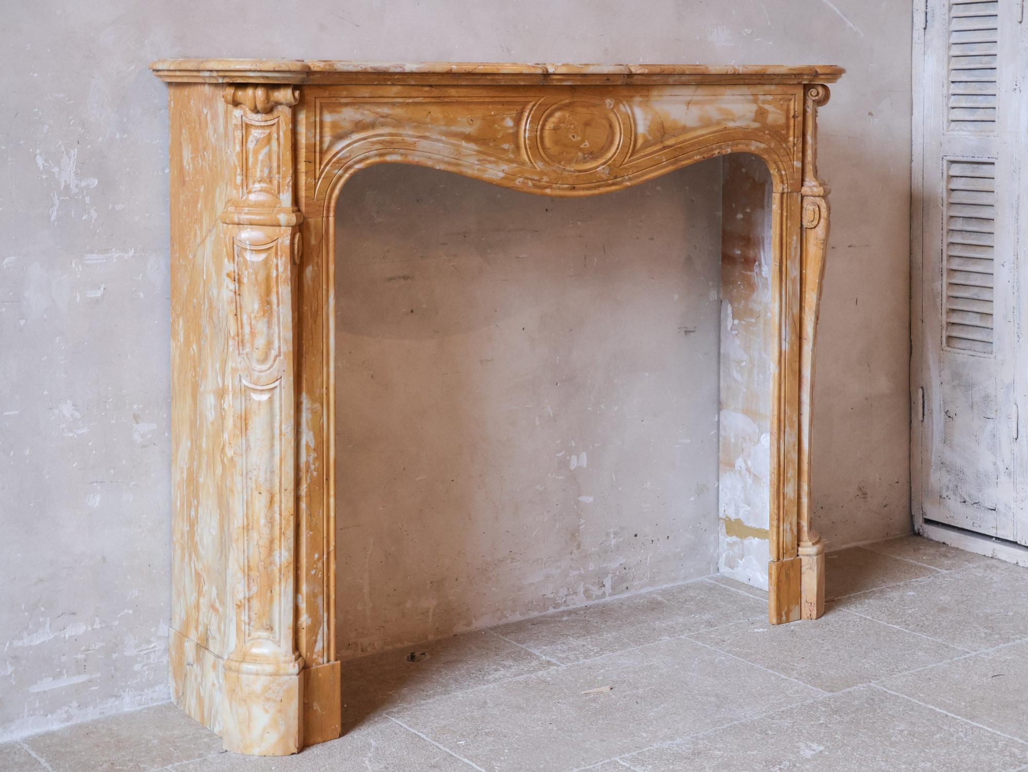 19th-Century yellow Siena marble mantelpiece In Good Condition For Sale In Baambrugge, NL