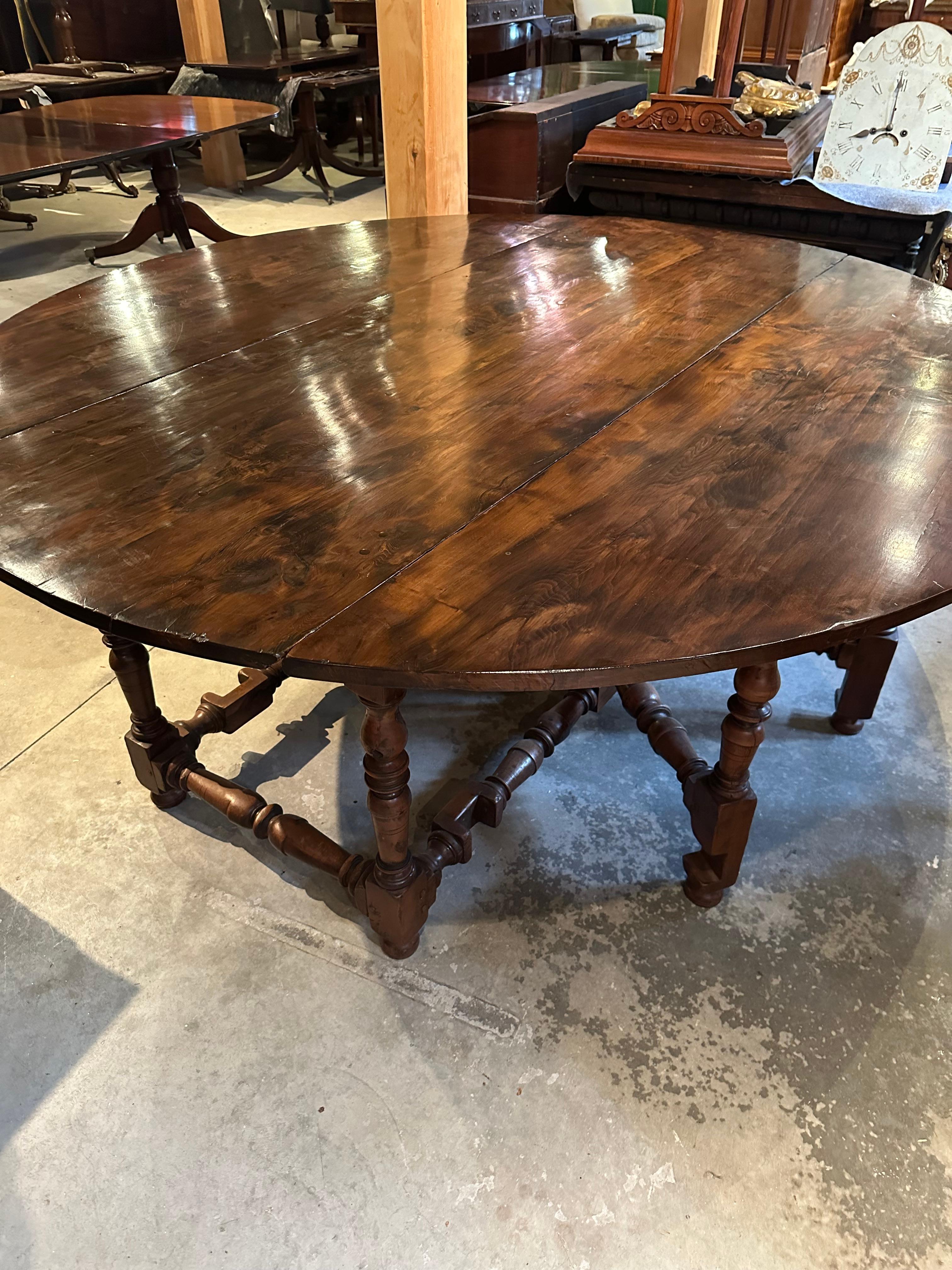 Table de chevet en bois d'if du 19ème siècle avec pieds en forme de goutte d'eau Bon état - En vente à Essex, MA