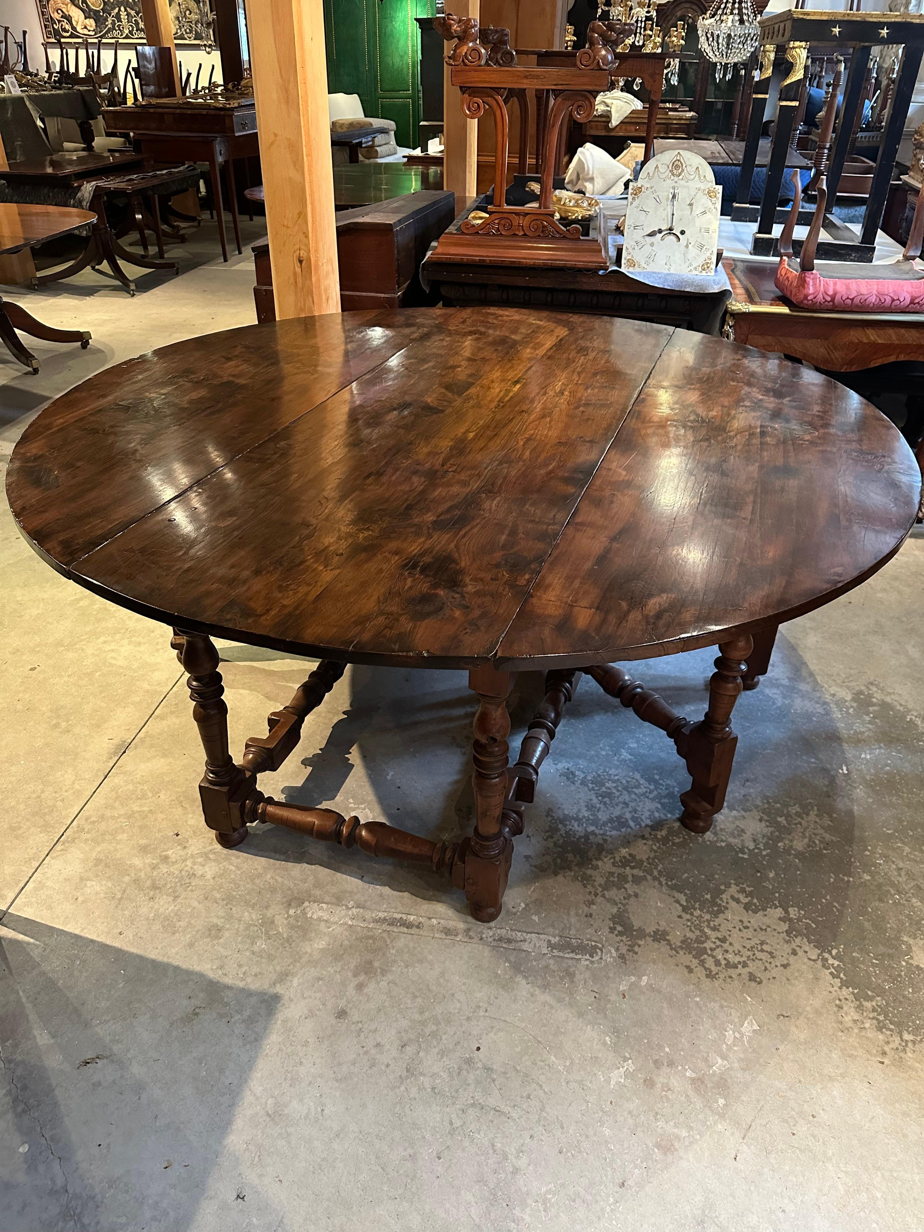 XVIIIe siècle et antérieur Table de chevet en bois d'if du 19ème siècle avec pieds en forme de goutte d'eau en vente
