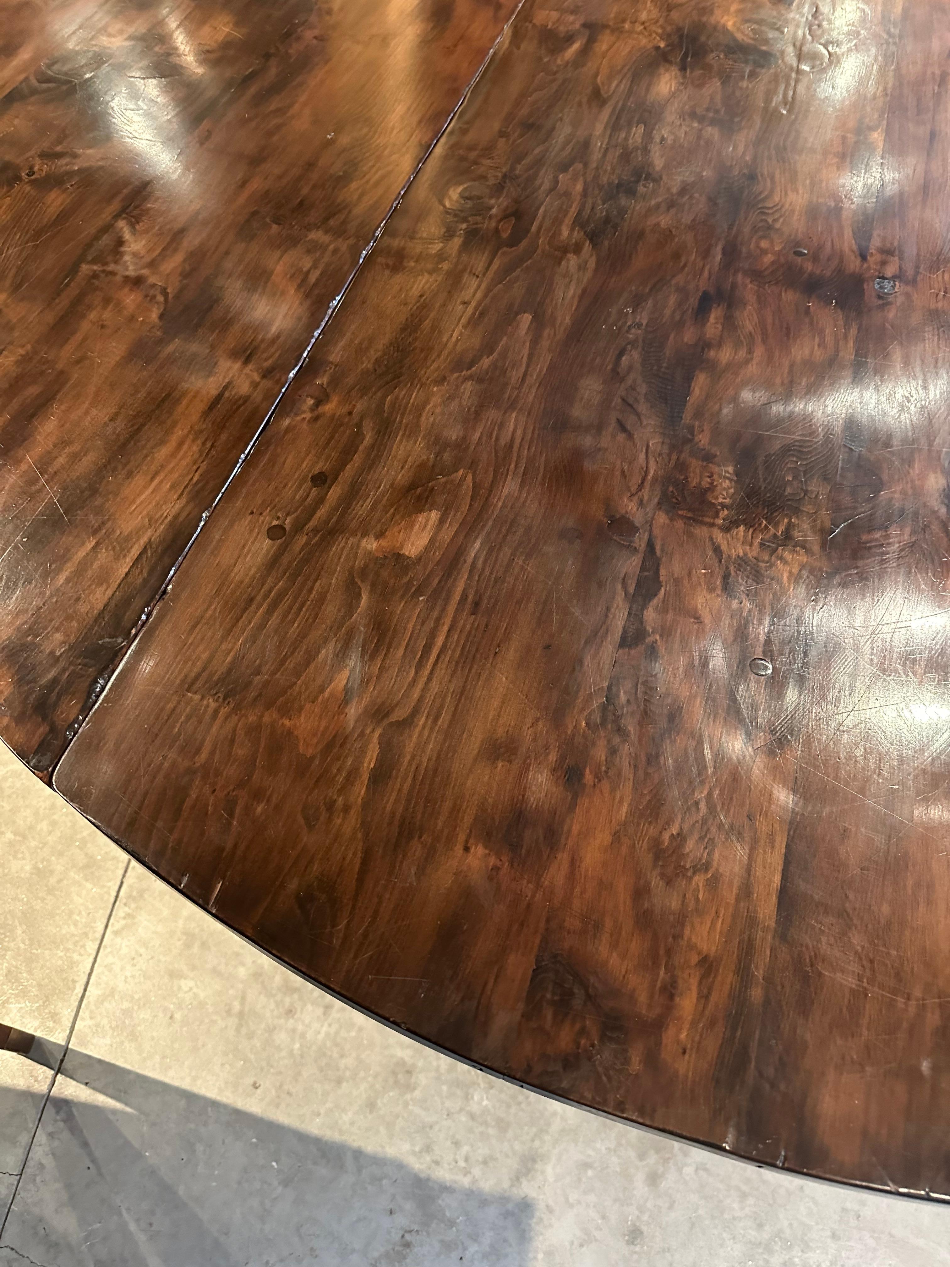 If Table de chevet en bois d'if du 19ème siècle avec pieds en forme de goutte d'eau en vente