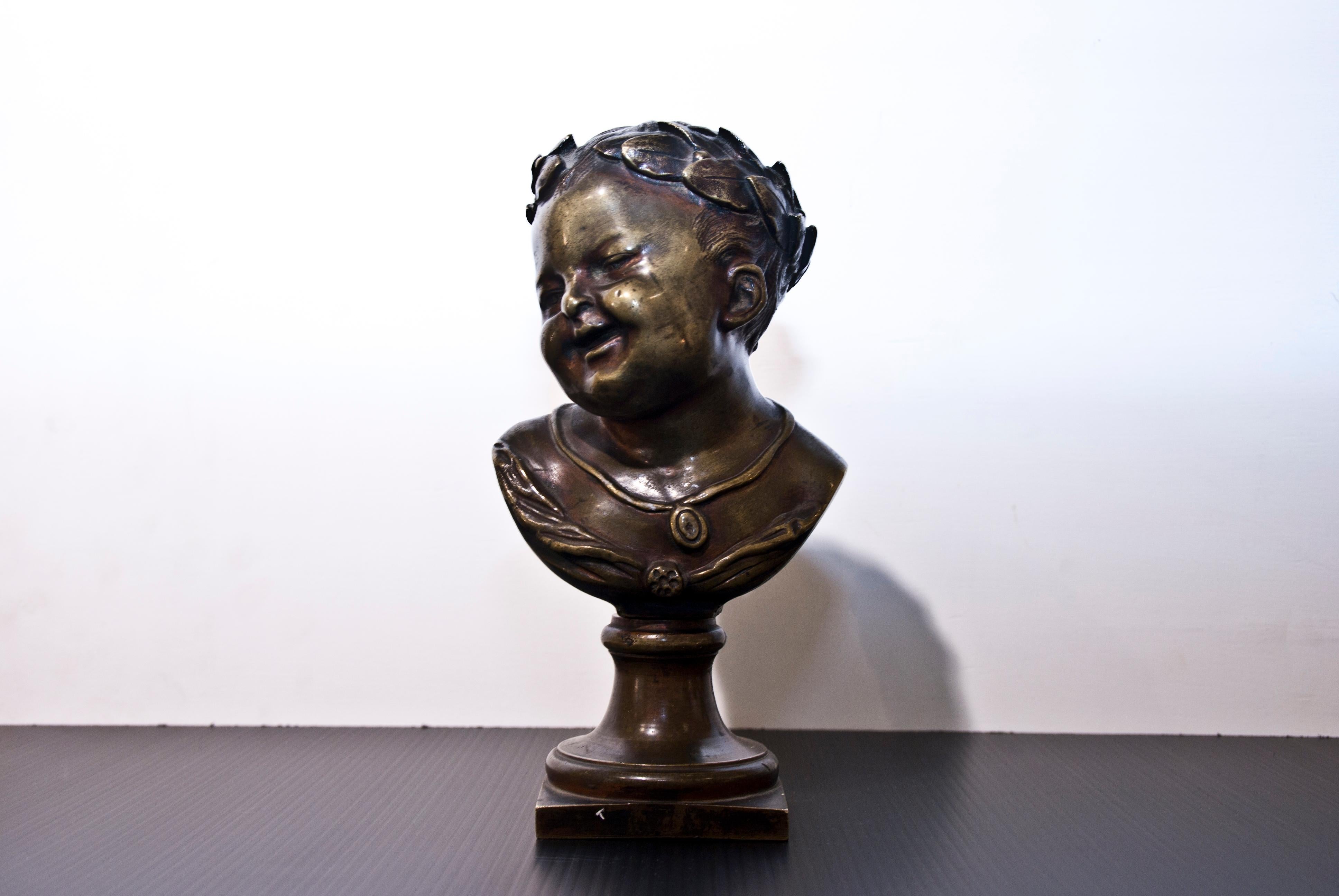 Buste en bronze du 19e siècle représentant un jeune empereur. 

Cet objet est expédié d'Italie. En vertu de la législation en vigueur, tout objet se trouvant en Italie et créé il y a plus de 70 ans par un artiste décédé doit faire l'objet d'une