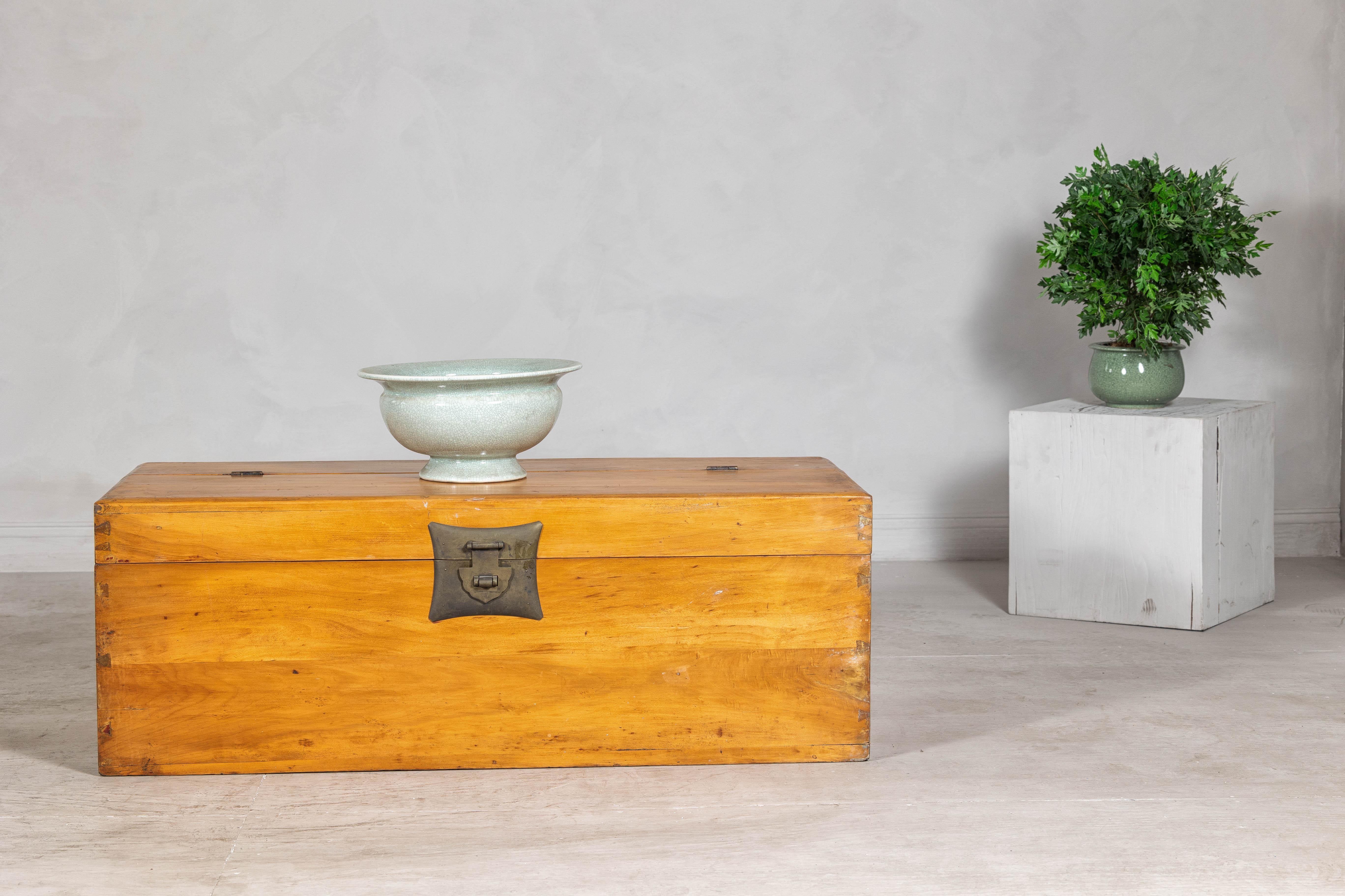 Arcón de almacenamiento de madera de Yumu de finales de la dinastía Qing, de mediados o finales del siglo XIX, con laca natural y placa de latón. Fabricado en madera de yumu a finales de la dinastía Qing, este antiguo baúl chino irradia elegancia