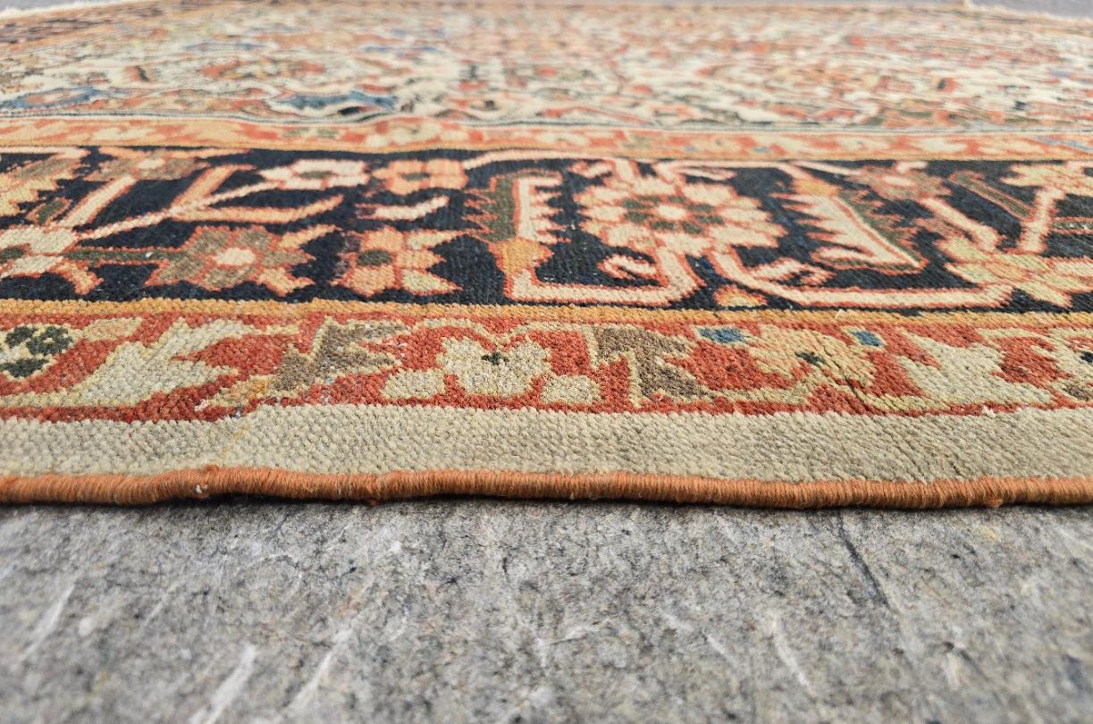 Persiano Ziegler Sultanabad del XIX secolo  Campo d'avorio raro di dimensioni quadrate in vendita