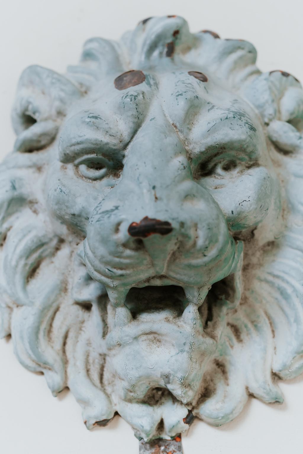 Merveilleuse patine grise sur ce lion en zinc, fabriqué au 19ème siècle, aimé des collectionneurs, une trouvaille assez rare.