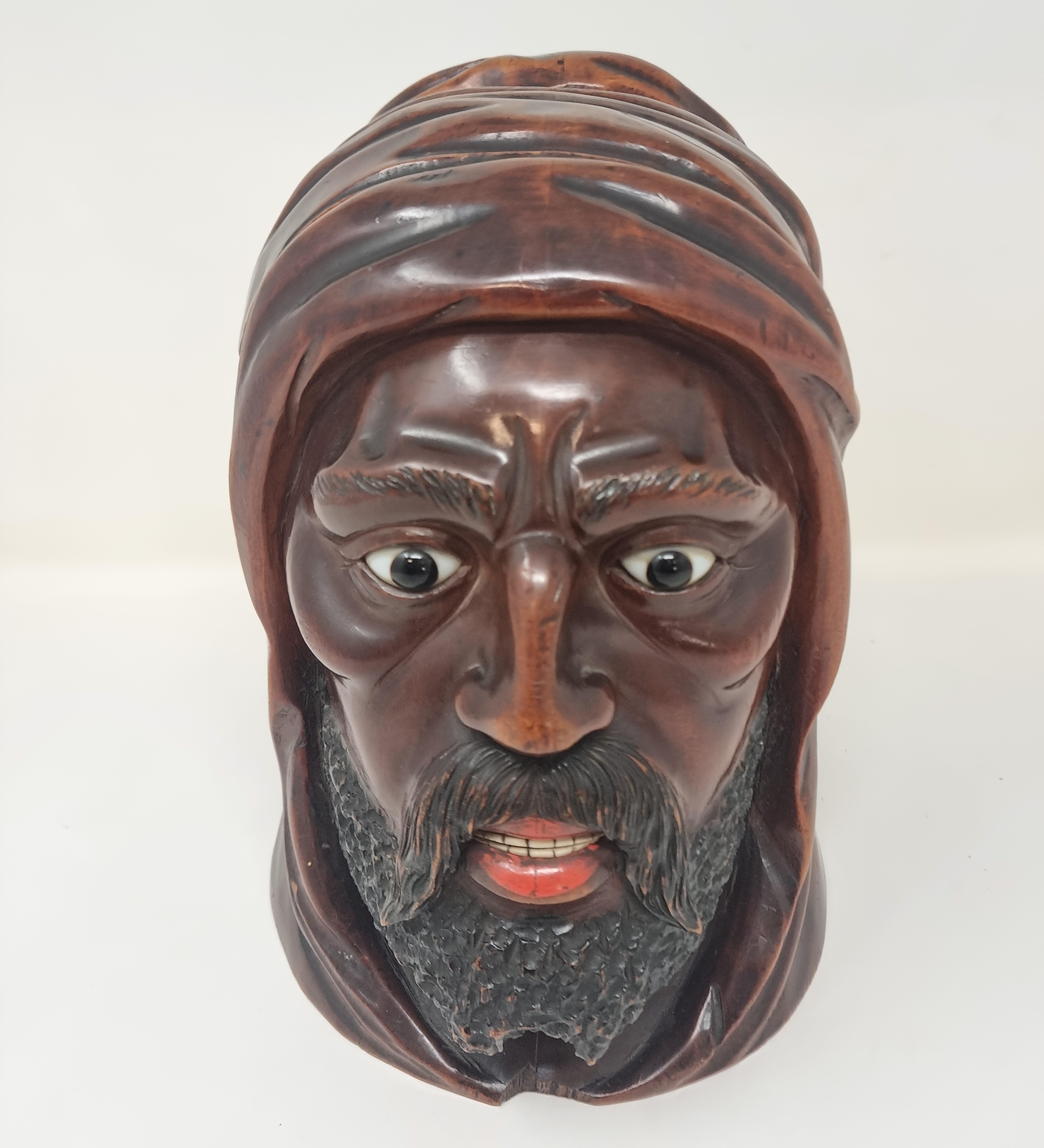Beautiful Victorian mahogany cigar rack, with brass interior, represented by the face of a Middle Eastern character. England second half of the 19th century.