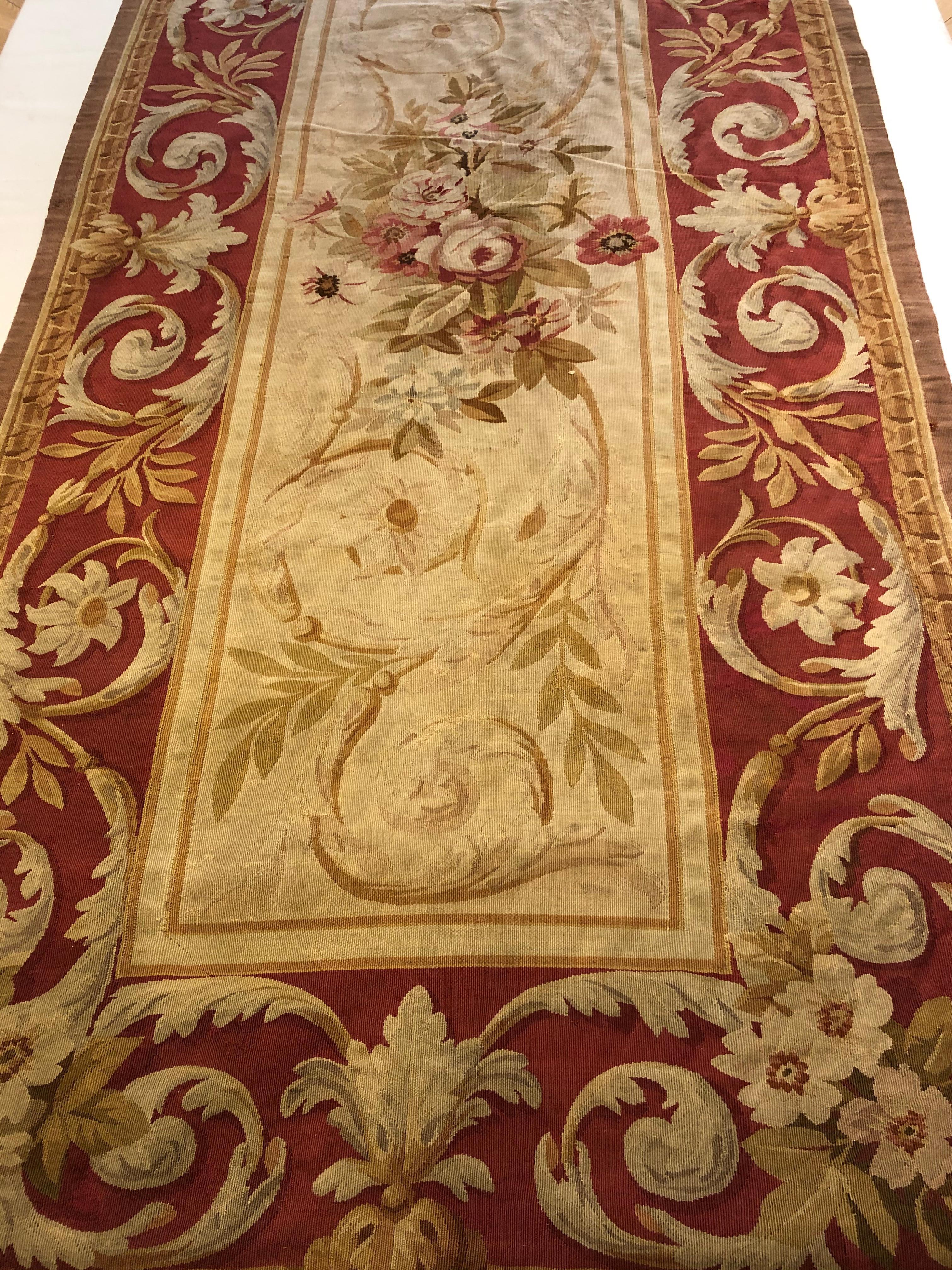 Aubusson French manufacturing is famous for producing wall tapestries and the weaving of splendid floor carpets. Both of these textile products, Semper of high quality, were charged to complete the sumptuous furnishings of villas and palaces of the