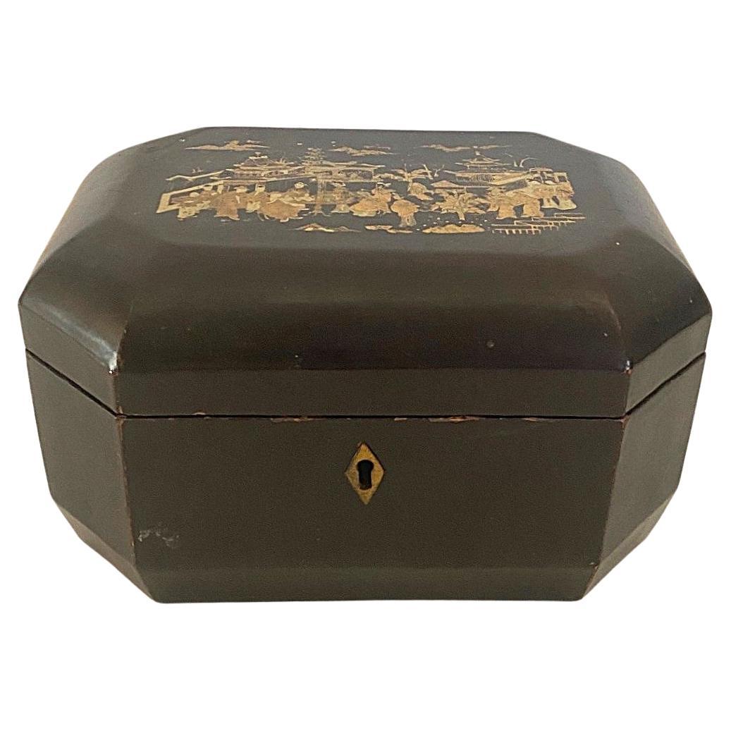 19th Cenury Black Lacquer Gilt Decorated Tea Caddy and Decorative Liners en venta