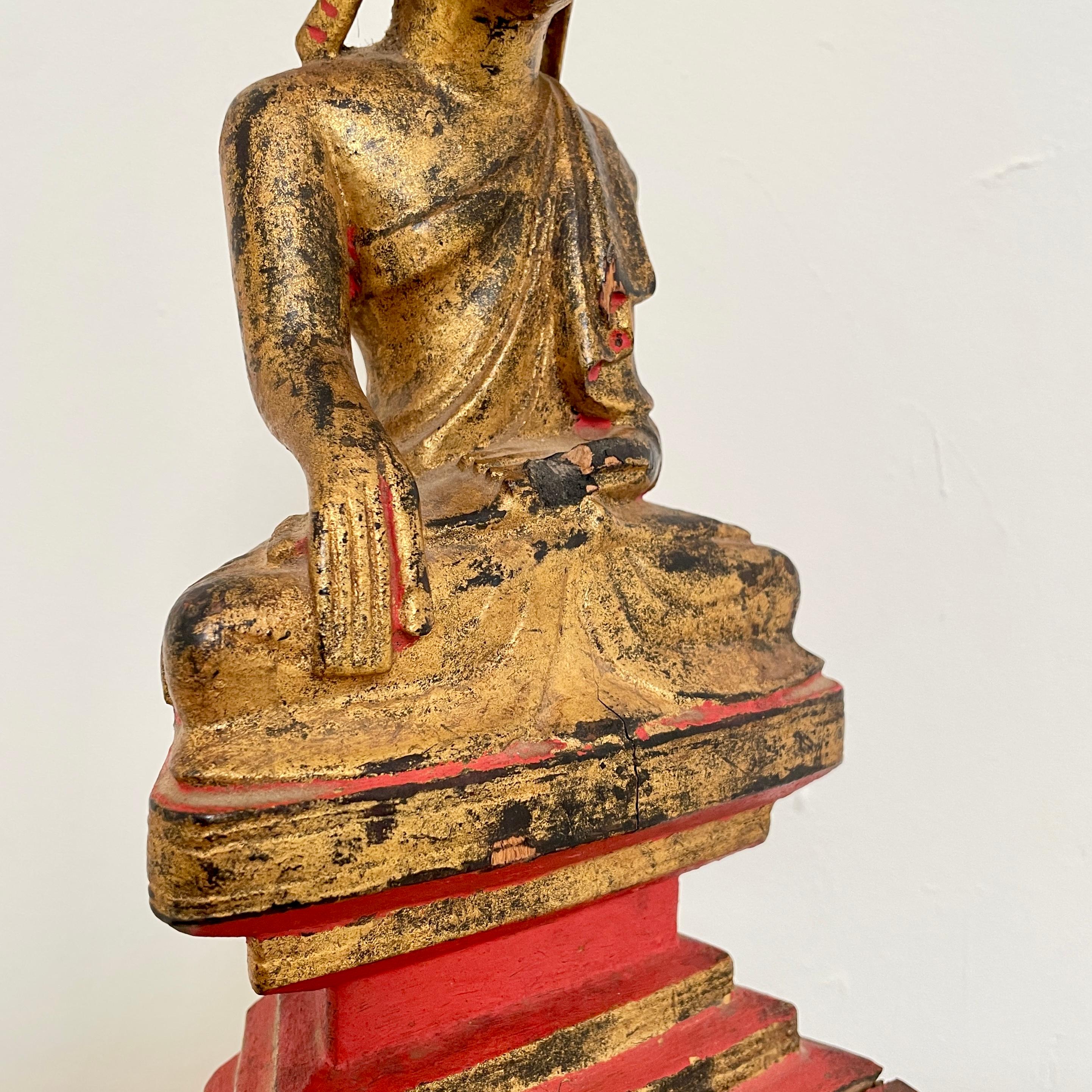 19th Cenury Burmese Seated Mandalay Buddha in gilded Wood and Lacquer, ca. 1890 For Sale 5