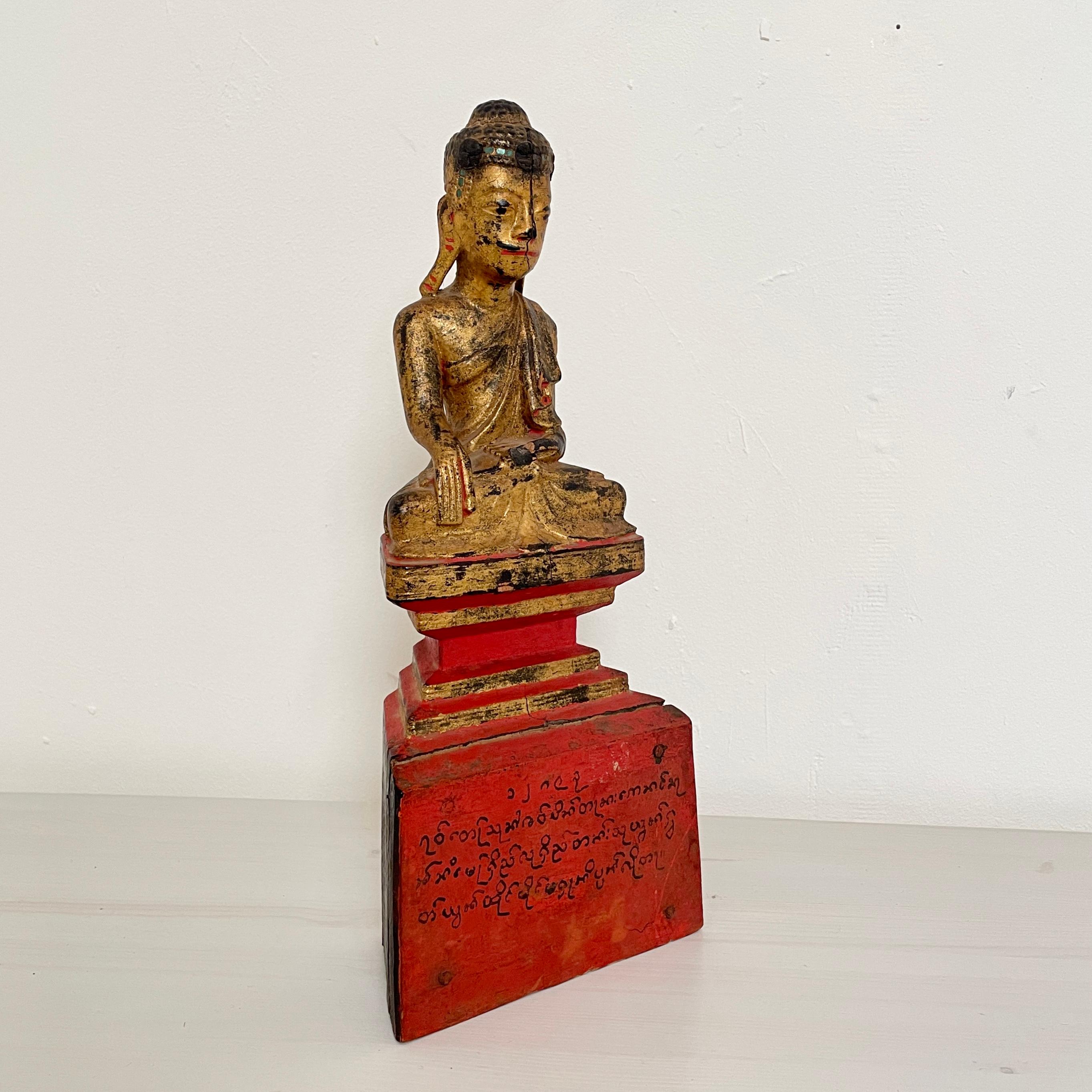19th Cenury Burmese Seated Mandalay Buddha in gilded Wood and Lacquer, ca. 1890 For Sale 6