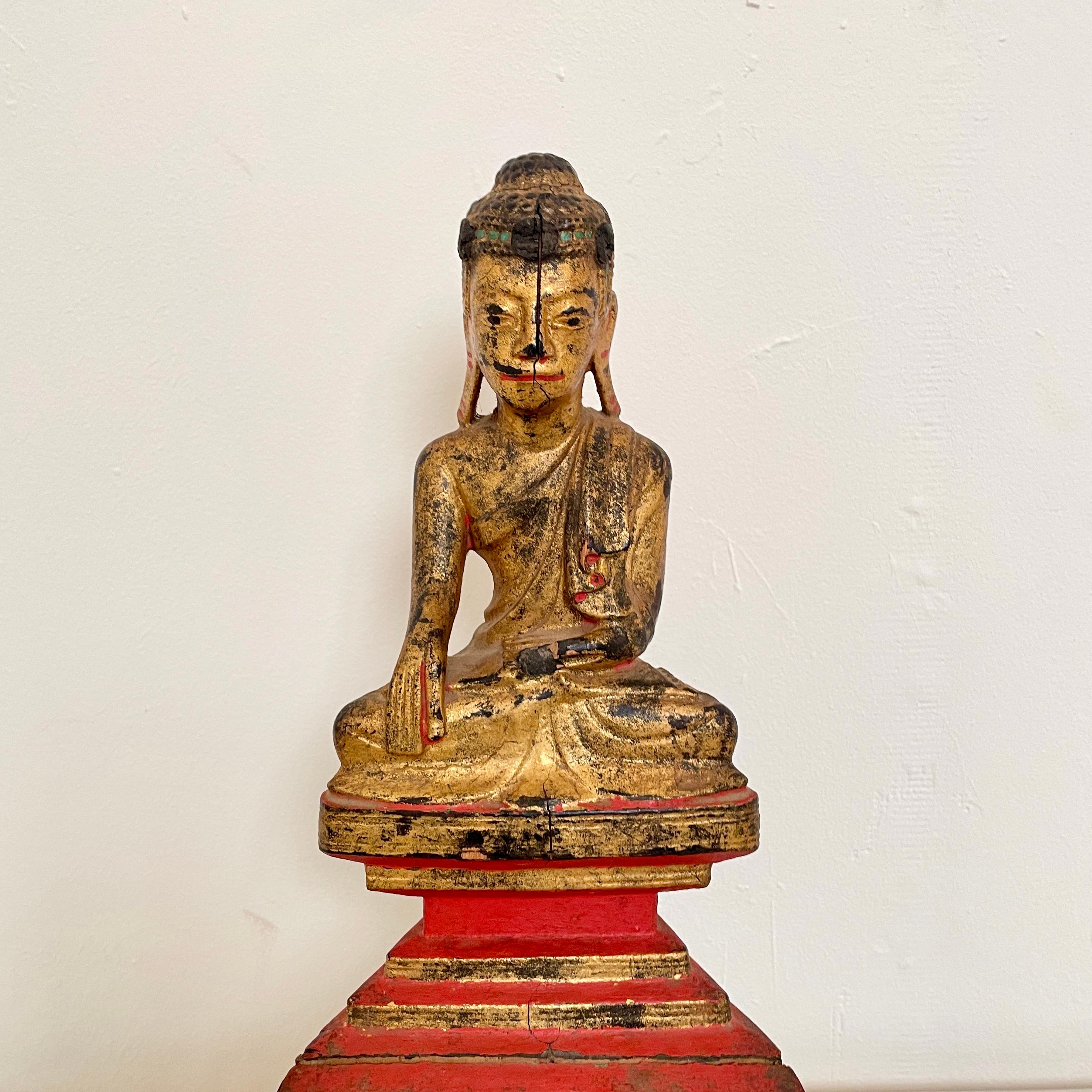 Der sitzende Mandalay-Buddha aus Burma aus dem 19. Jahrhundert wurde um 1890 gefertigt und ist eine exquisite Verkörperung spiritueller Hingabe und künstlerischer Finesse. Dieses aus vergoldetem Holz geschnitzte und mit aufwändigen Lackdetails