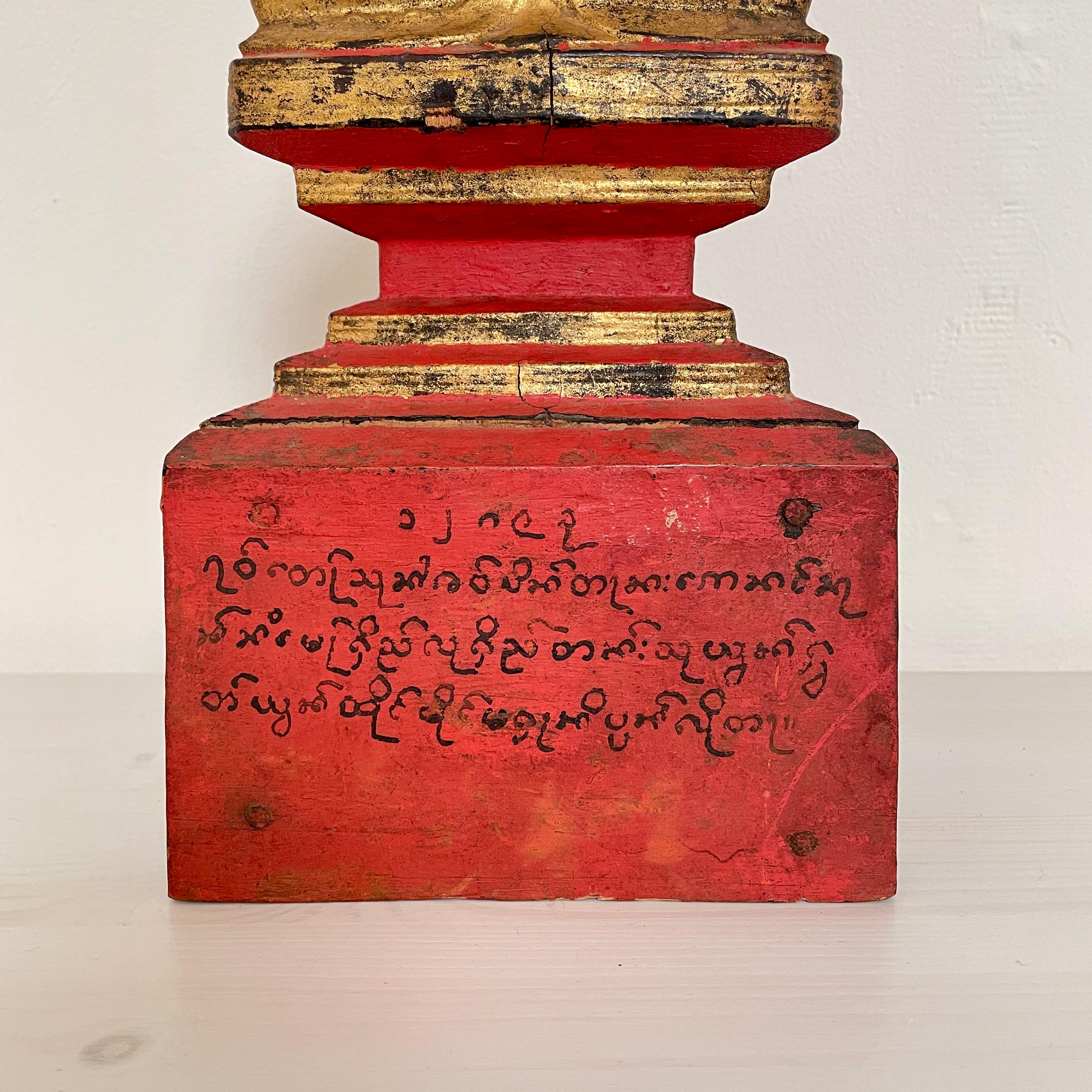 Sitzender burmesischer Mandalay-Buddha aus vergoldetem Holz und Lack aus dem 19. Jahrhundert, um 1890 (Stammeskunst) im Angebot
