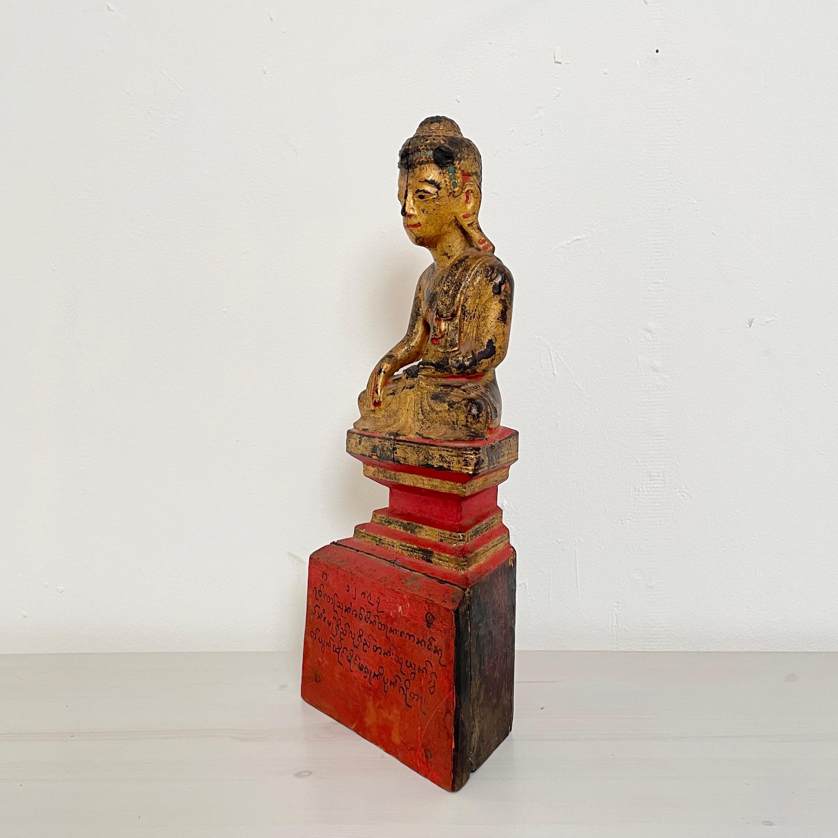 Sitzender burmesischer Mandalay-Buddha aus vergoldetem Holz und Lack aus dem 19. Jahrhundert, um 1890 (Birmanisch) im Angebot