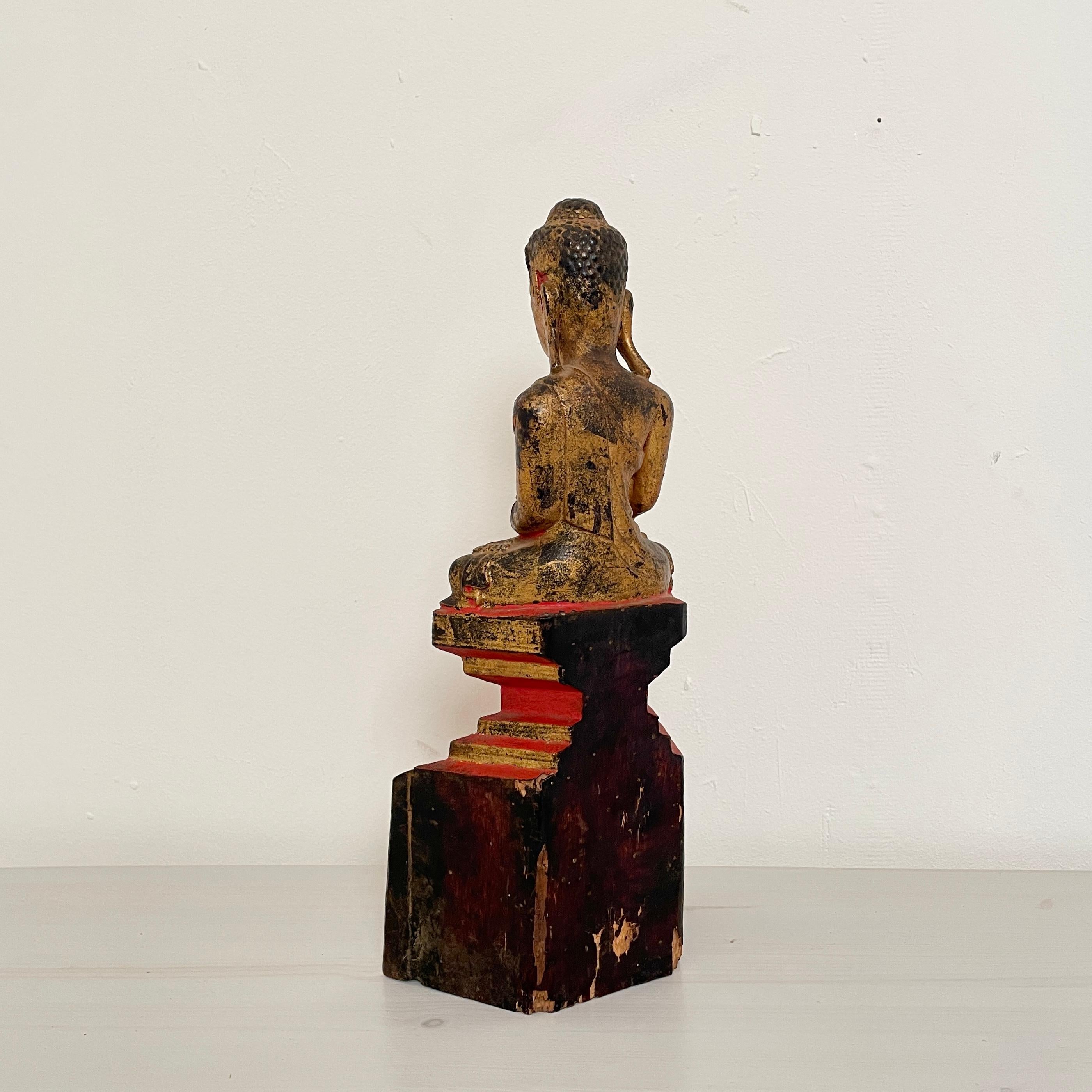 Giltwood 19th Cenury Burmese Seated Mandalay Buddha in gilded Wood and Lacquer, ca. 1890 For Sale
