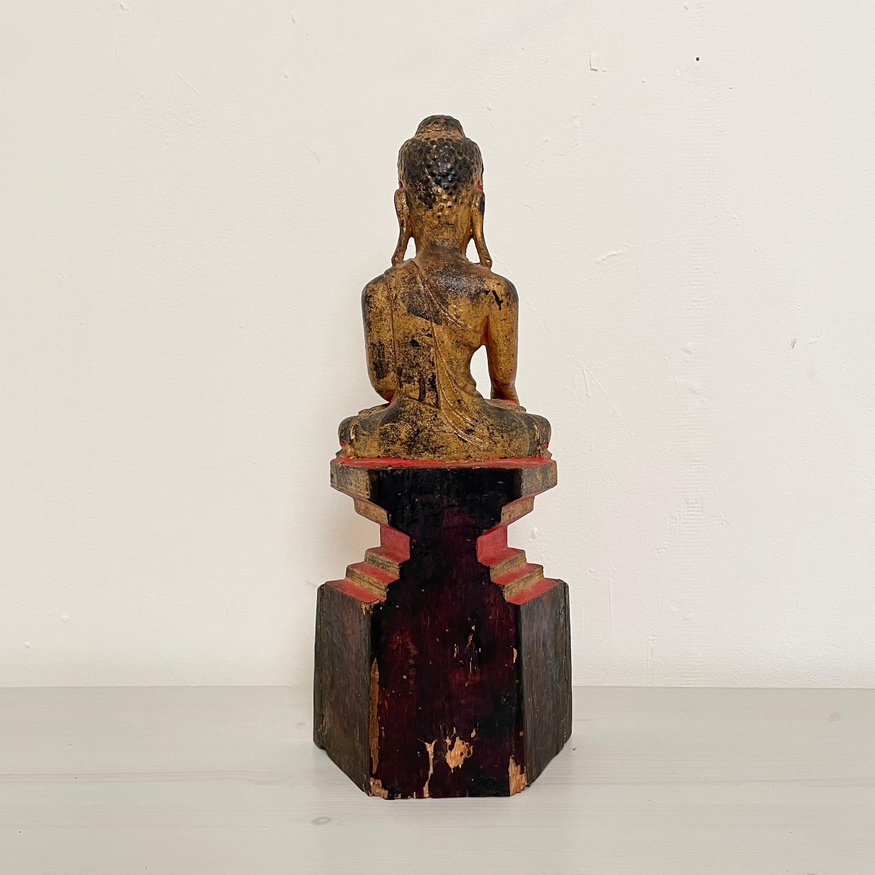 19th Cenury Burmese Seated Mandalay Buddha in gilded Wood and Lacquer, ca. 1890 For Sale 1