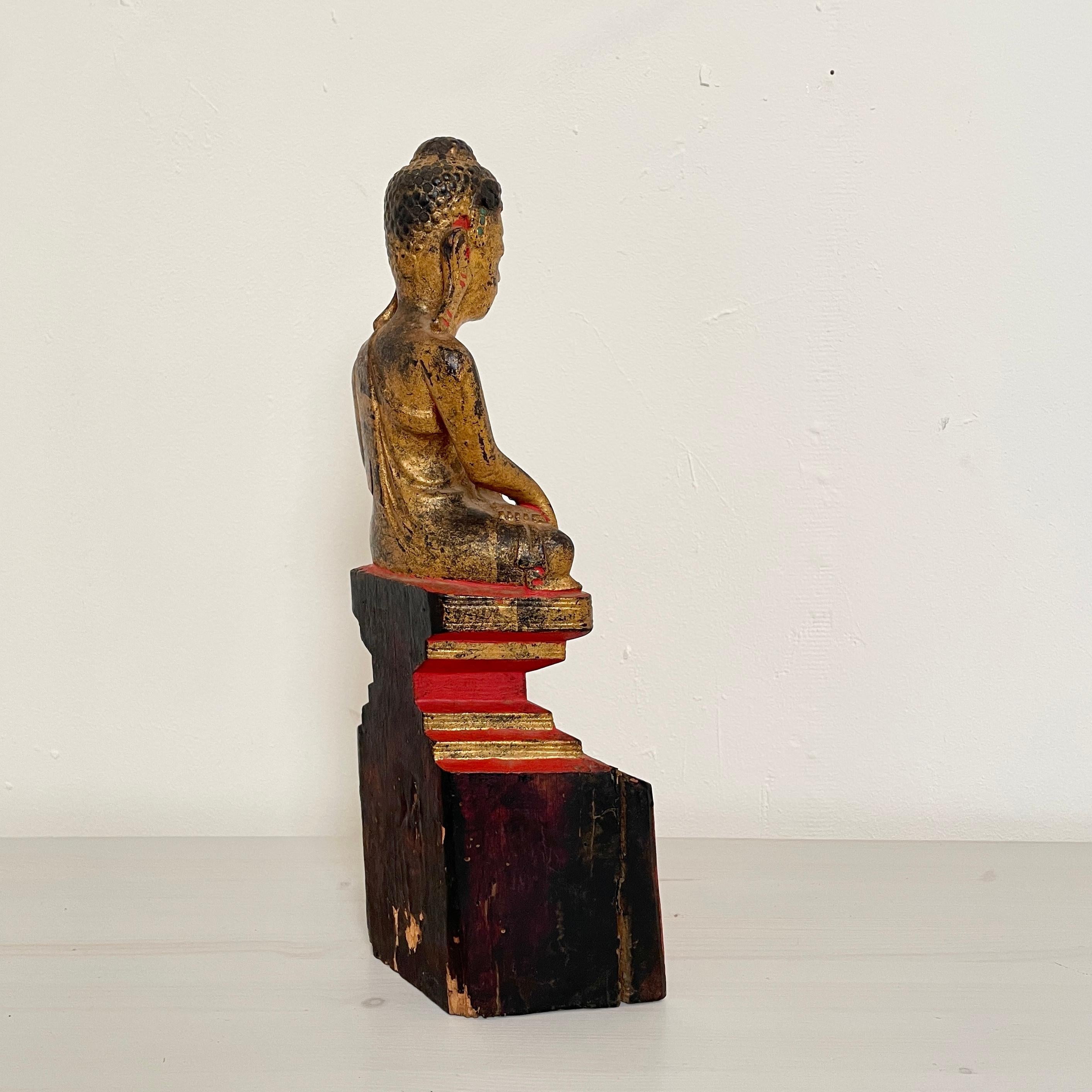 19th Cenury Burmese Seated Mandalay Buddha in gilded Wood and Lacquer, ca. 1890 For Sale 2