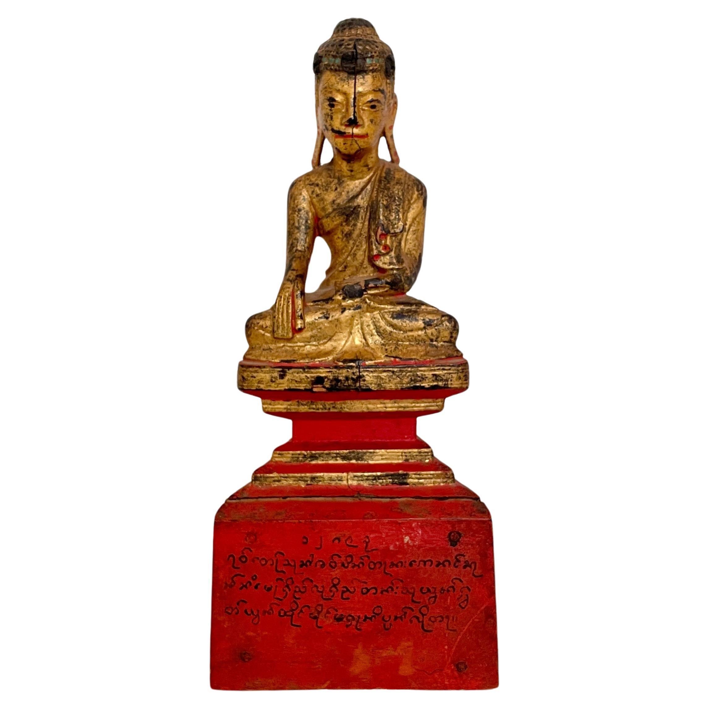 Sitzender burmesischer Mandalay-Buddha aus vergoldetem Holz und Lack aus dem 19. Jahrhundert, um 1890 im Angebot