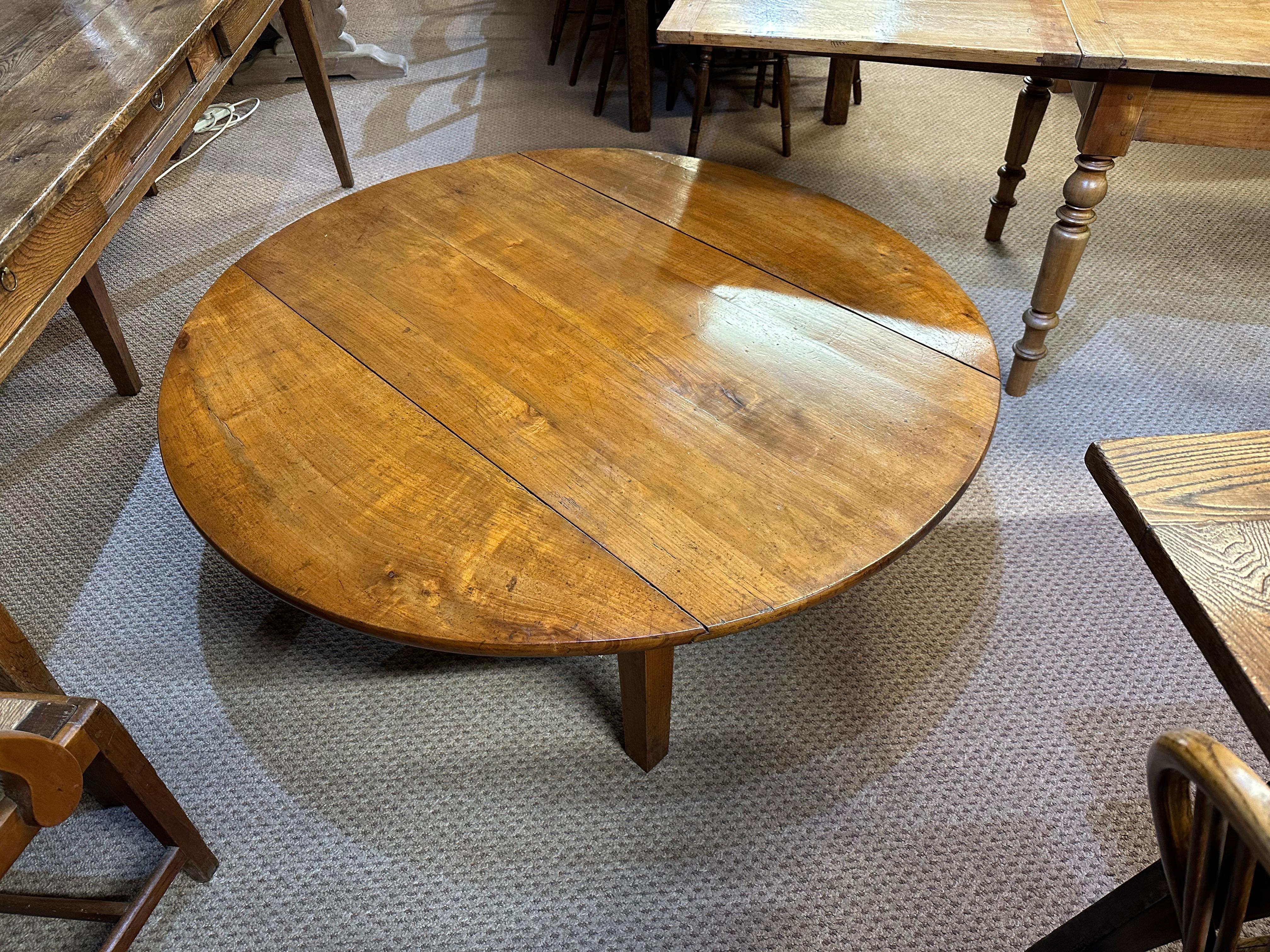 Table basse à feuilles tombantes en cerisier du 19e siècle. Belle pagination et belles couleurs. La table mesure 24.5