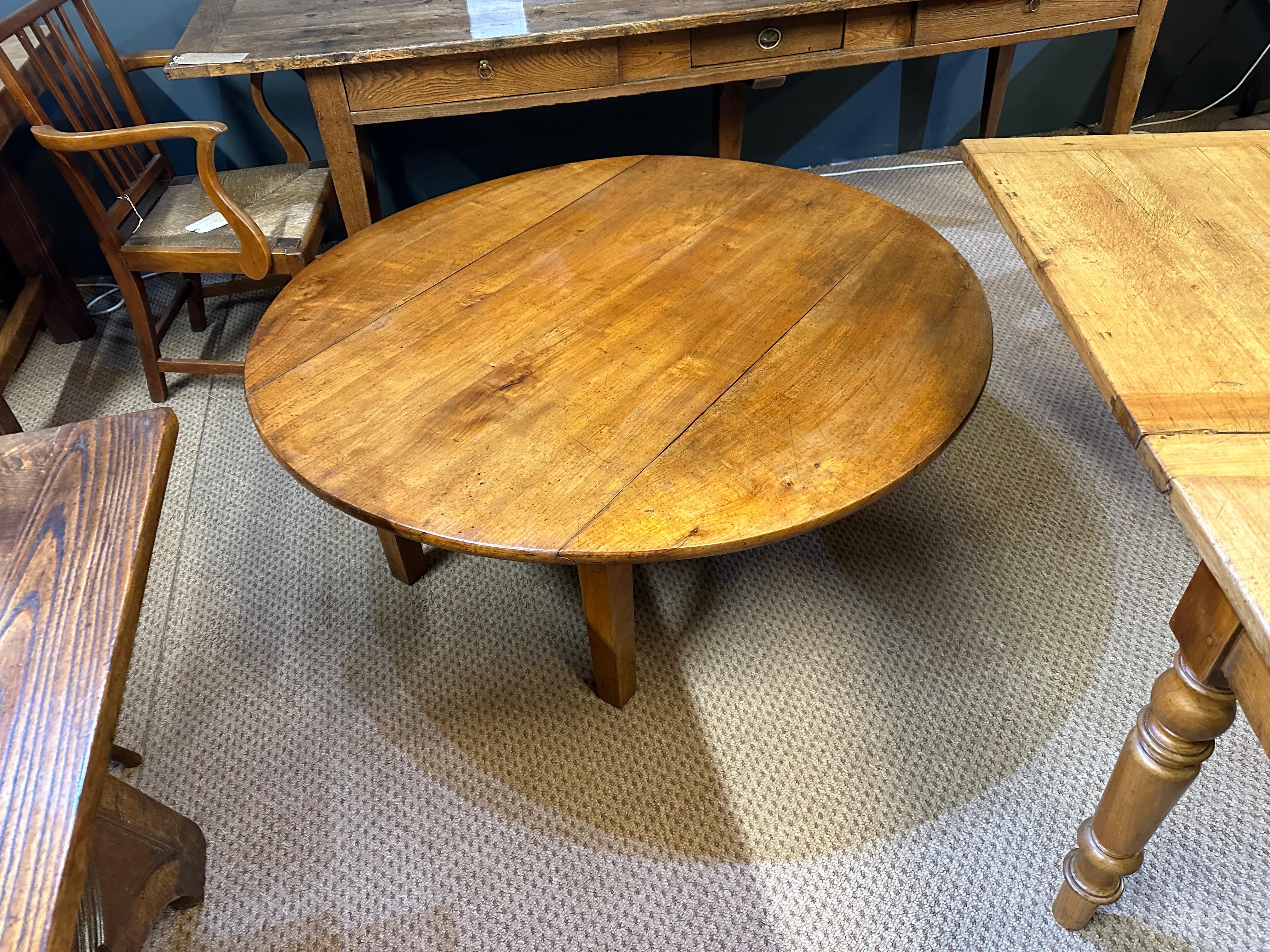 Français Table basse à abattant en cerisier du XIXe siècle en vente