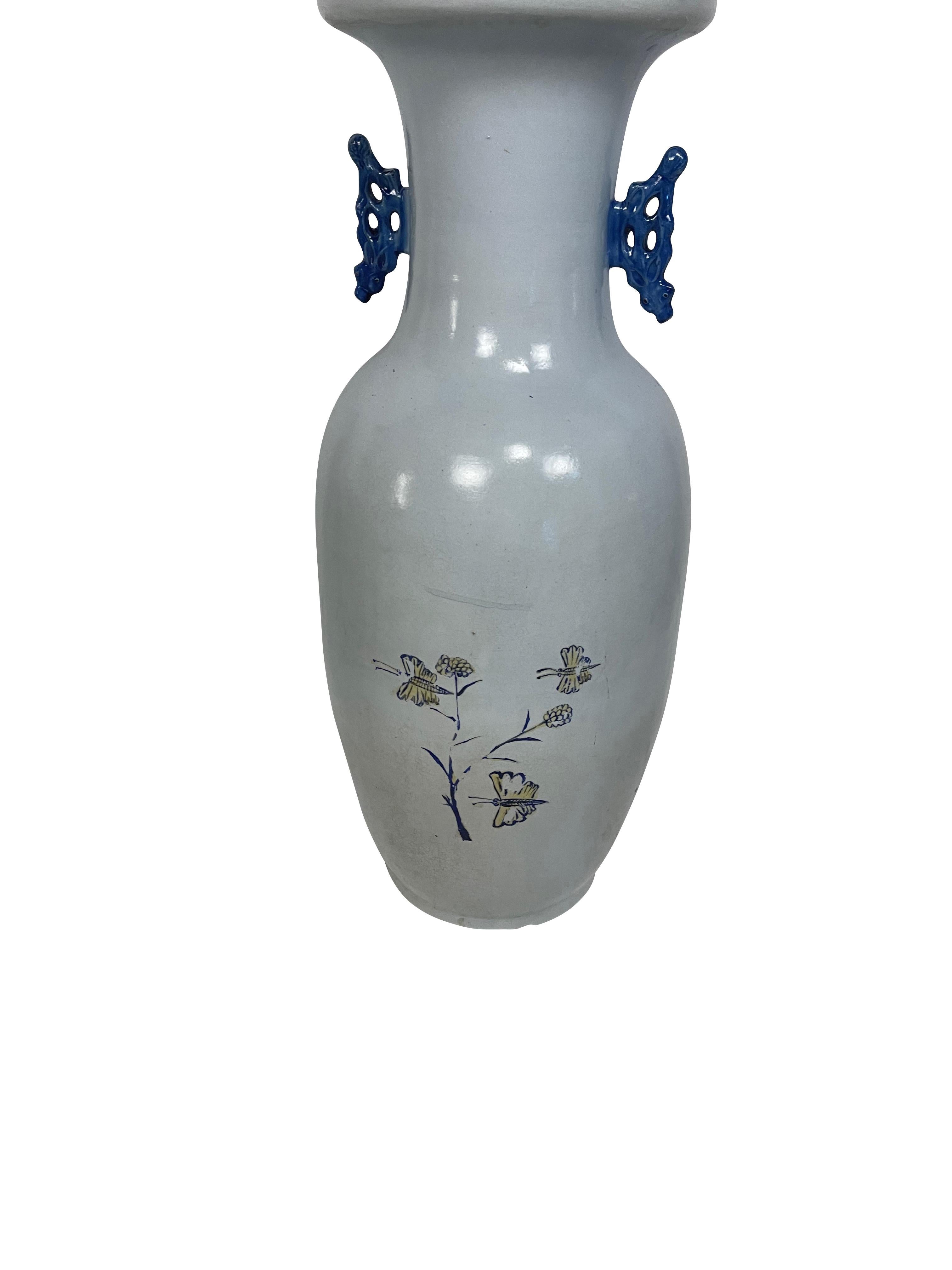 Fait main Urne ou vase de forme balustre en porcelaine bleue et blanche de Chine du 19e siècle  en vente