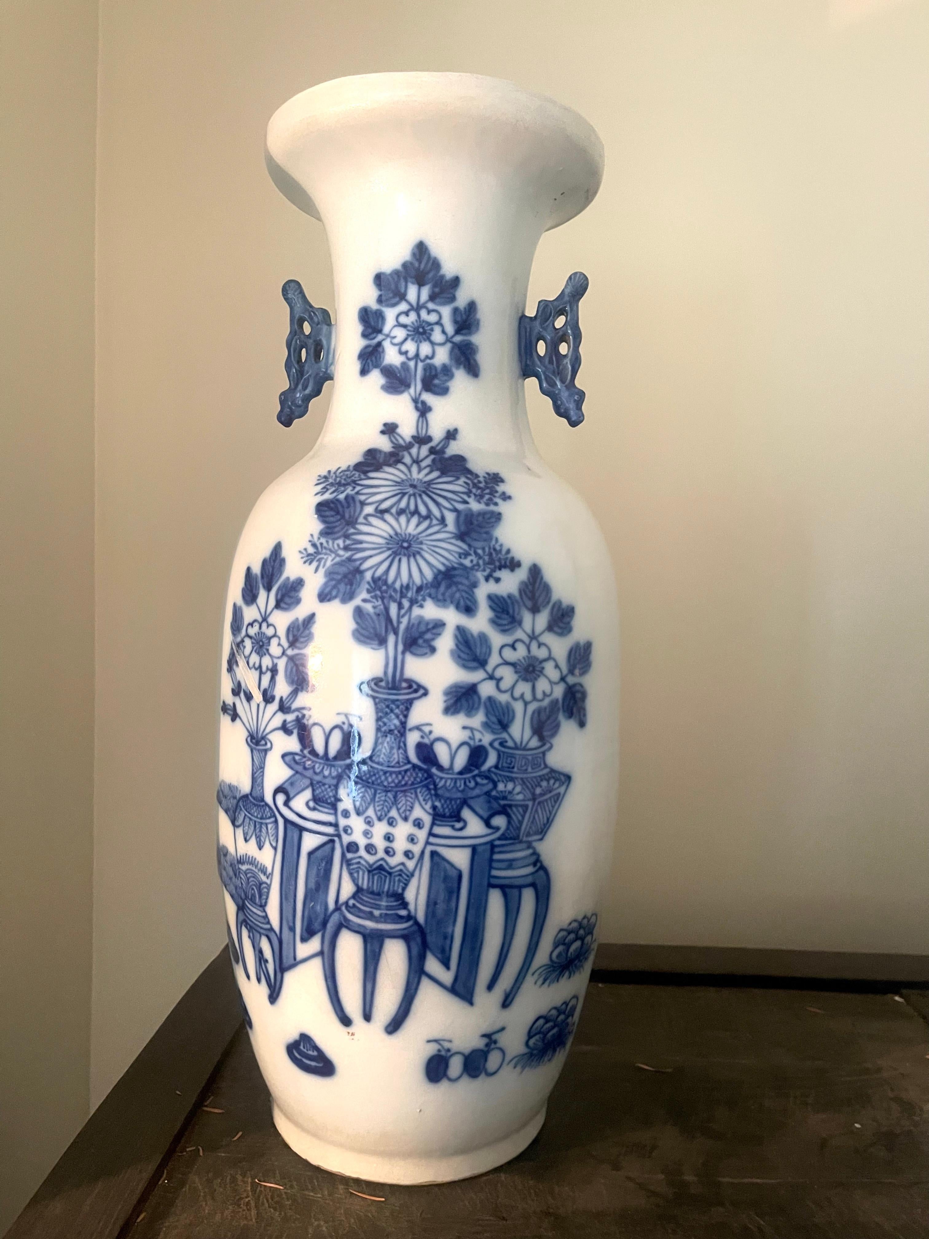 XIXe siècle Urne ou vase de forme balustre en porcelaine bleue et blanche de Chine du 19e siècle  en vente