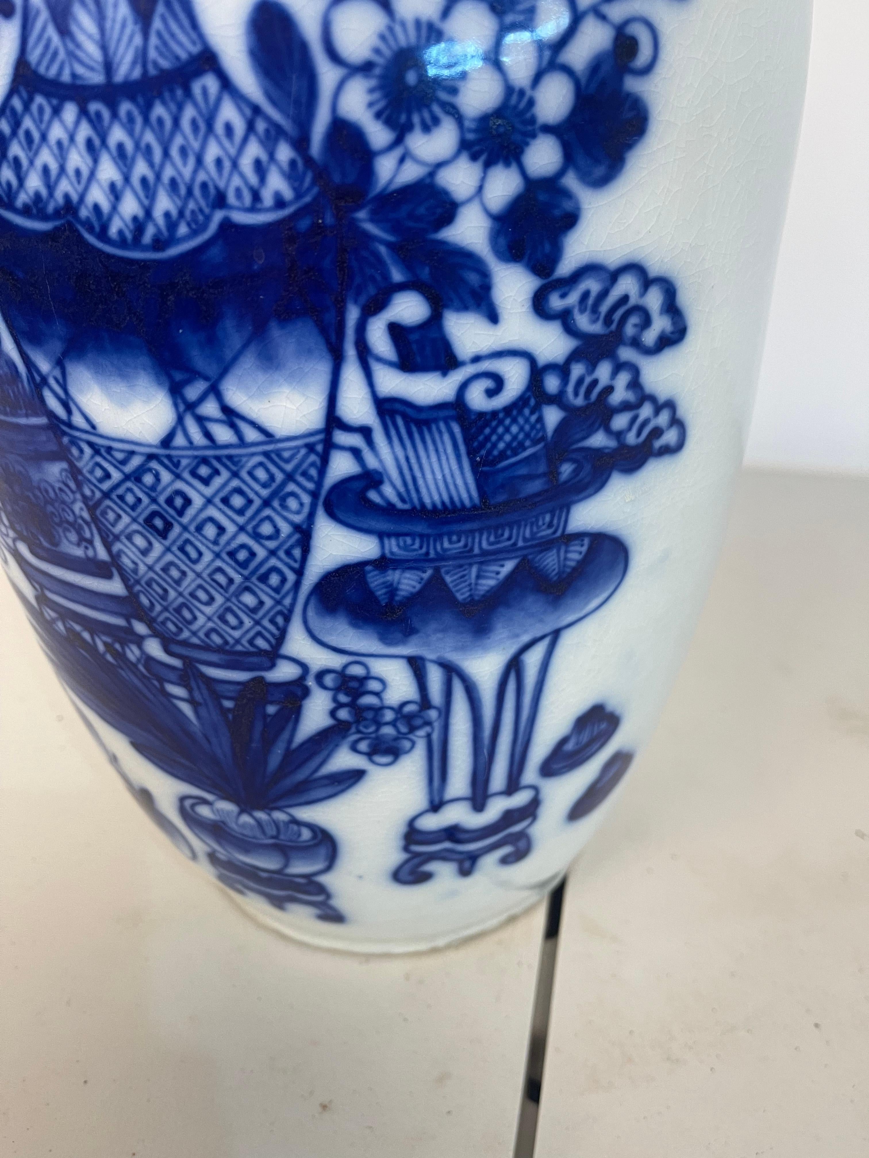 Porcelaine Urne ou vase de forme balustre en porcelaine bleue et blanche de Chine du 19e siècle  en vente