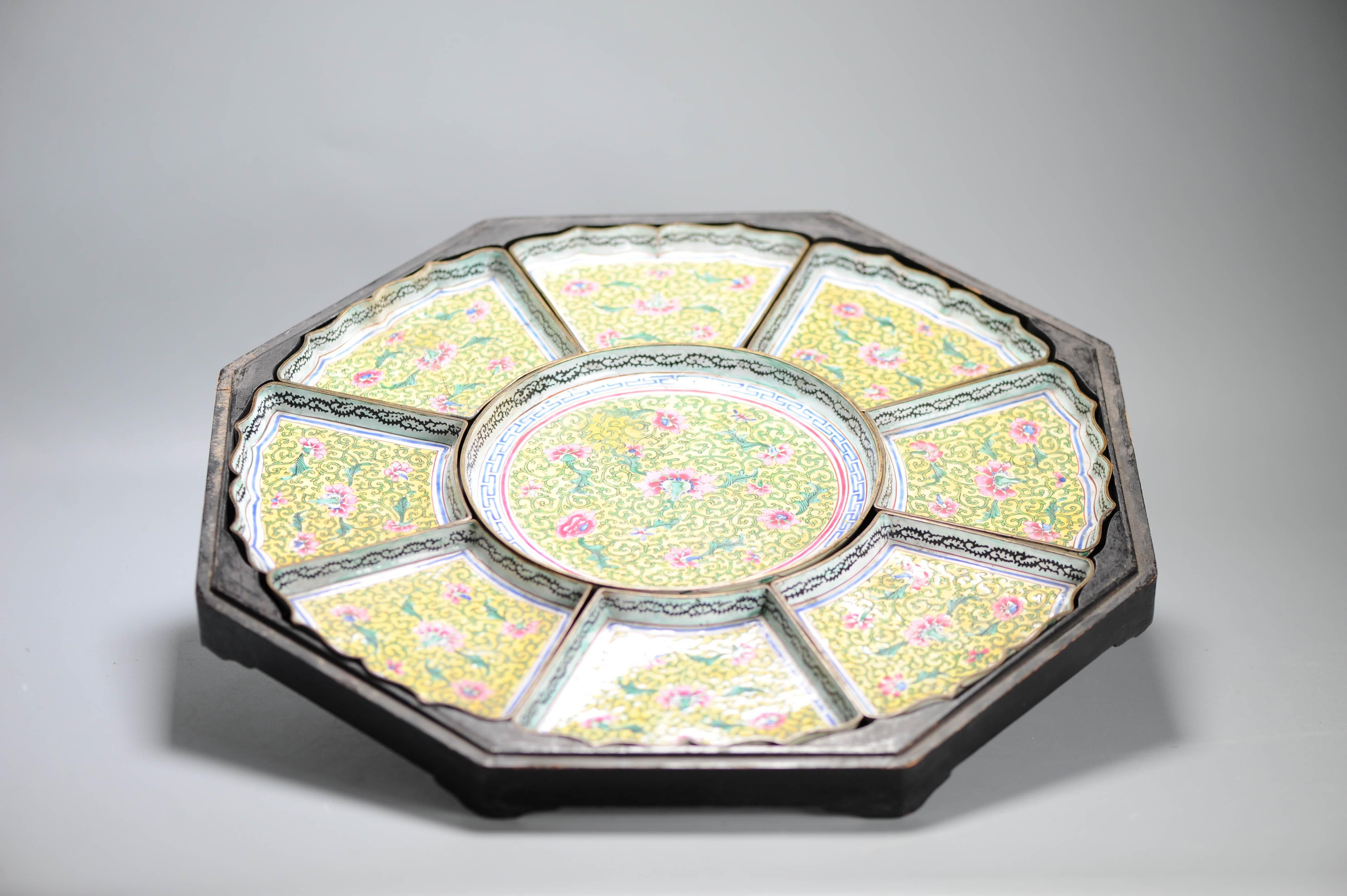 
Sono molto contento dell'arrivo di questo grande e completo set di dolci della dinastia Qing. Con una bella decorazione floreale.
Anche la scatola portaoggetti è molto bella, secondo noi.
Il diametro della scatola è di 45 cm
Pl

 
Condizione
In