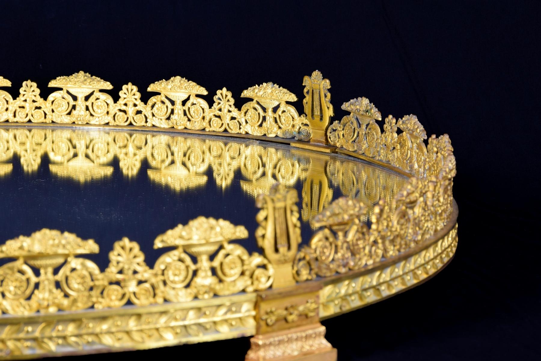 19ème:: Centre de table français circulaire en bronze doré avec miroir en vente 4