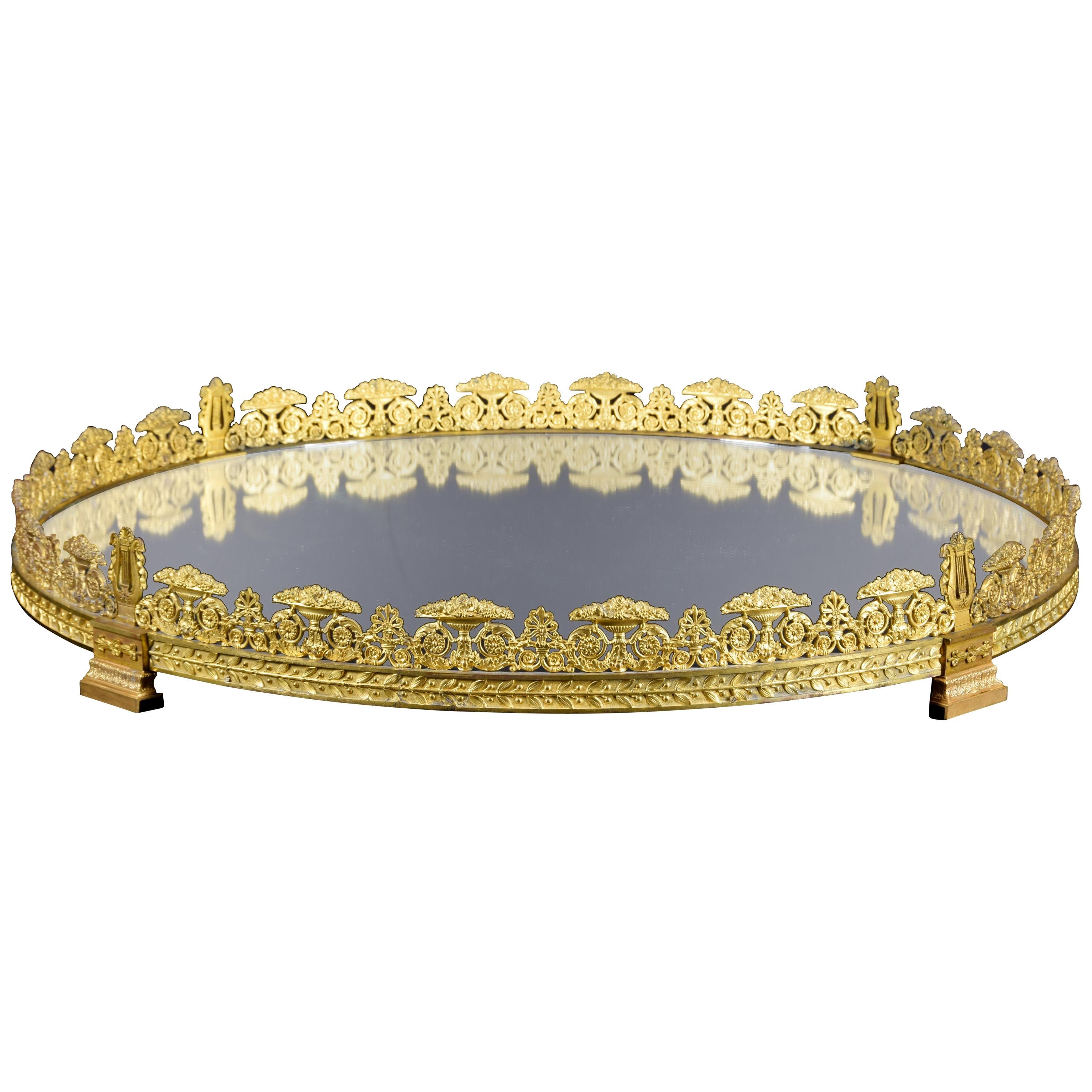 19ème:: Centre de table français circulaire en bronze doré avec miroir