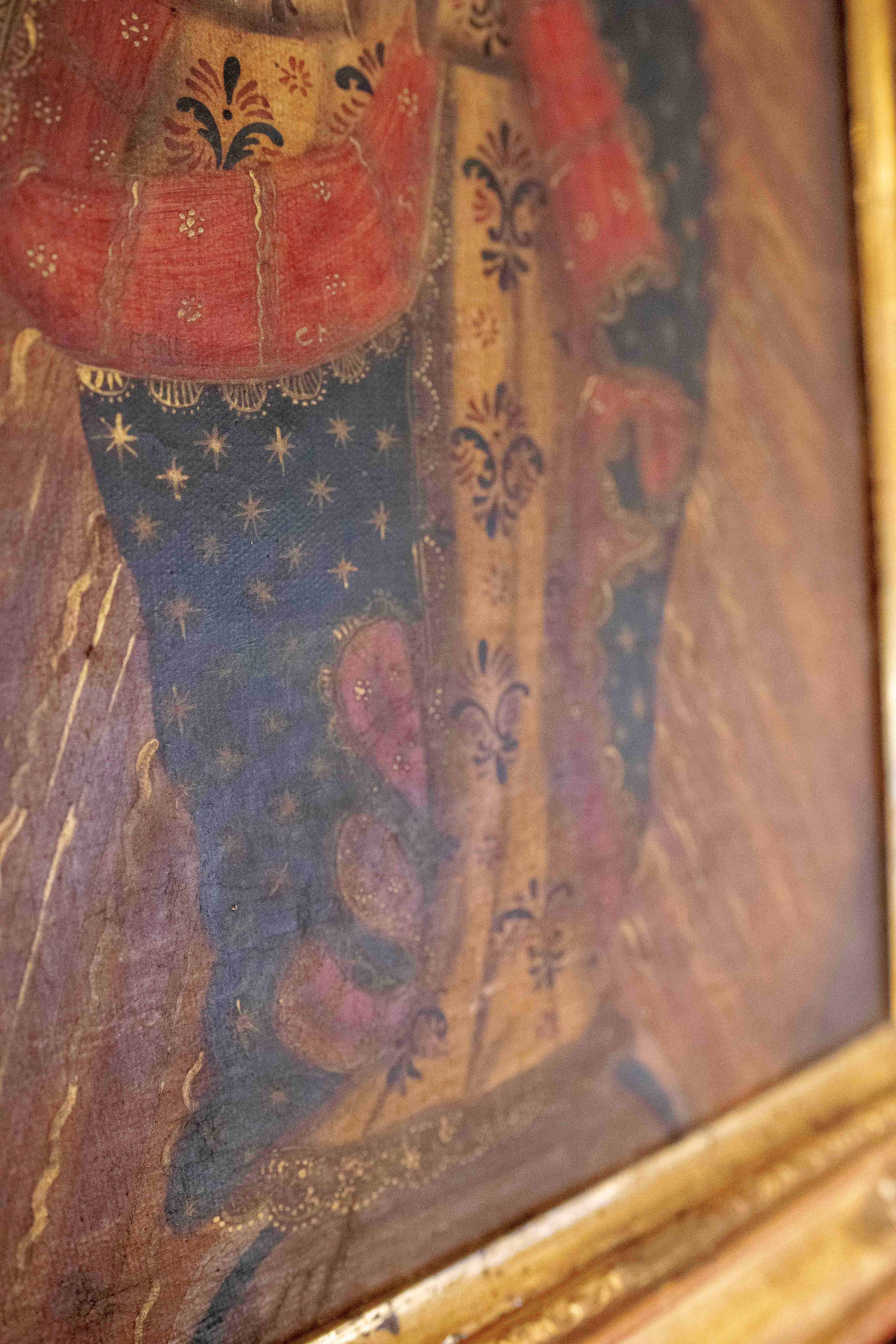 19th Colonial Oil Painting of the Virgin with Golden Rays and a Gold Leaf Frame For Sale 7