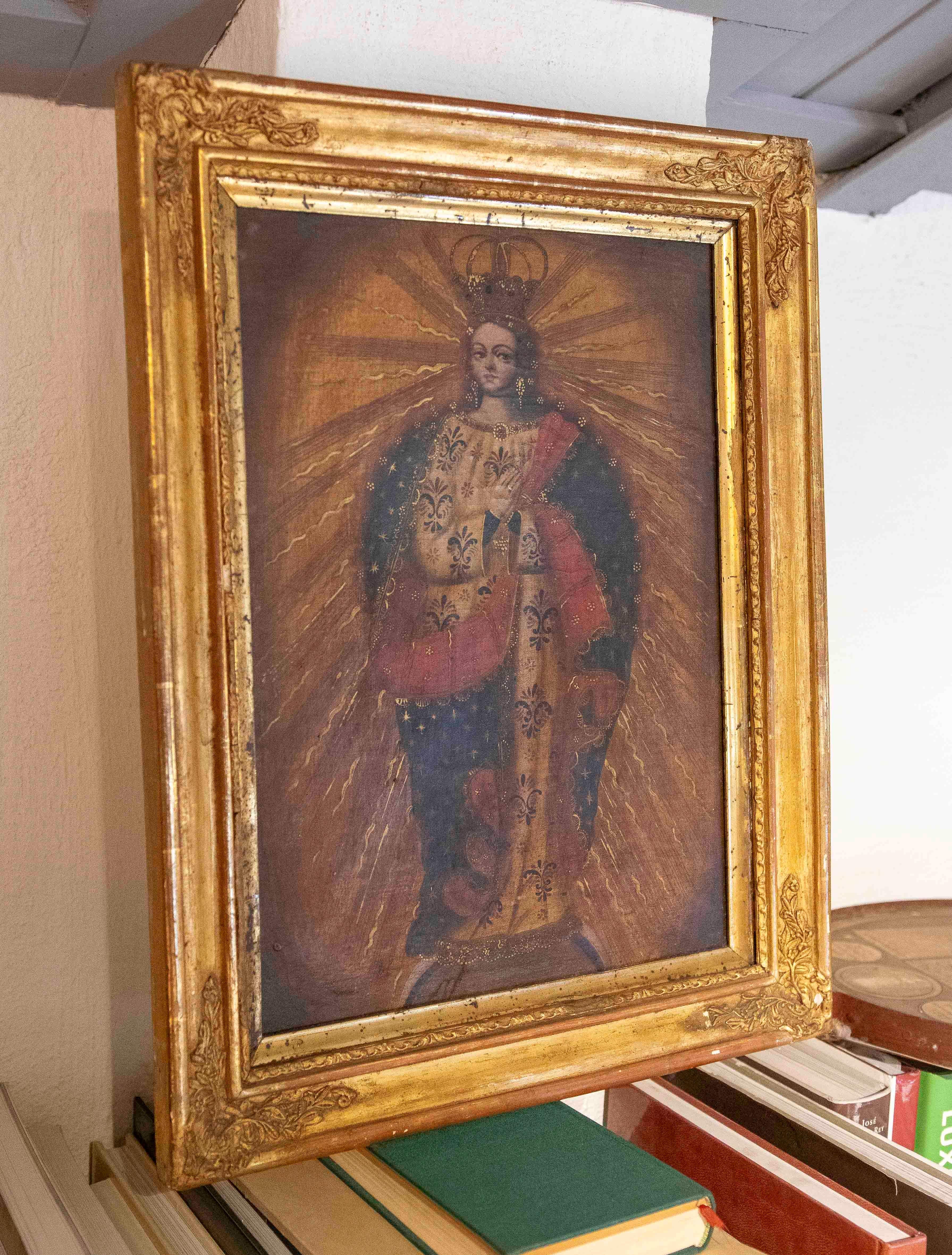 19th Colonial Oil Painting of the Virgin with Golden Rays and a Gold Leaf Frame In Good Condition For Sale In Marbella, ES