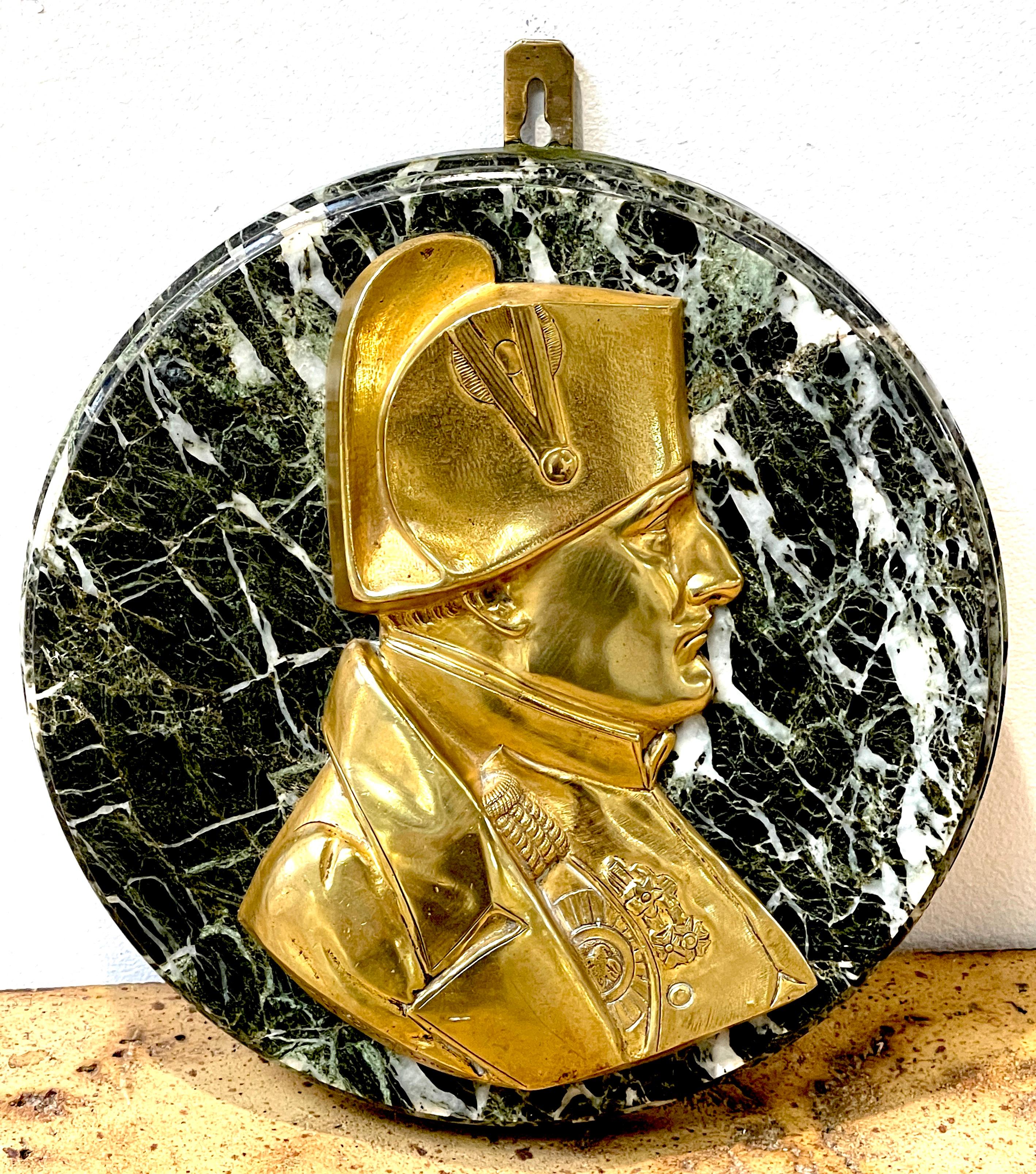 Plaque de portrait de Napoléon en bronze doré et marbre, par Pierre Jean David D'Anger
Pierre Jean David D'Anger (1788 - 1856), Sculpteur français
L'essence sculptée de l'histoire et de l'art français avec cette exquise plaque portrait de Napoléon