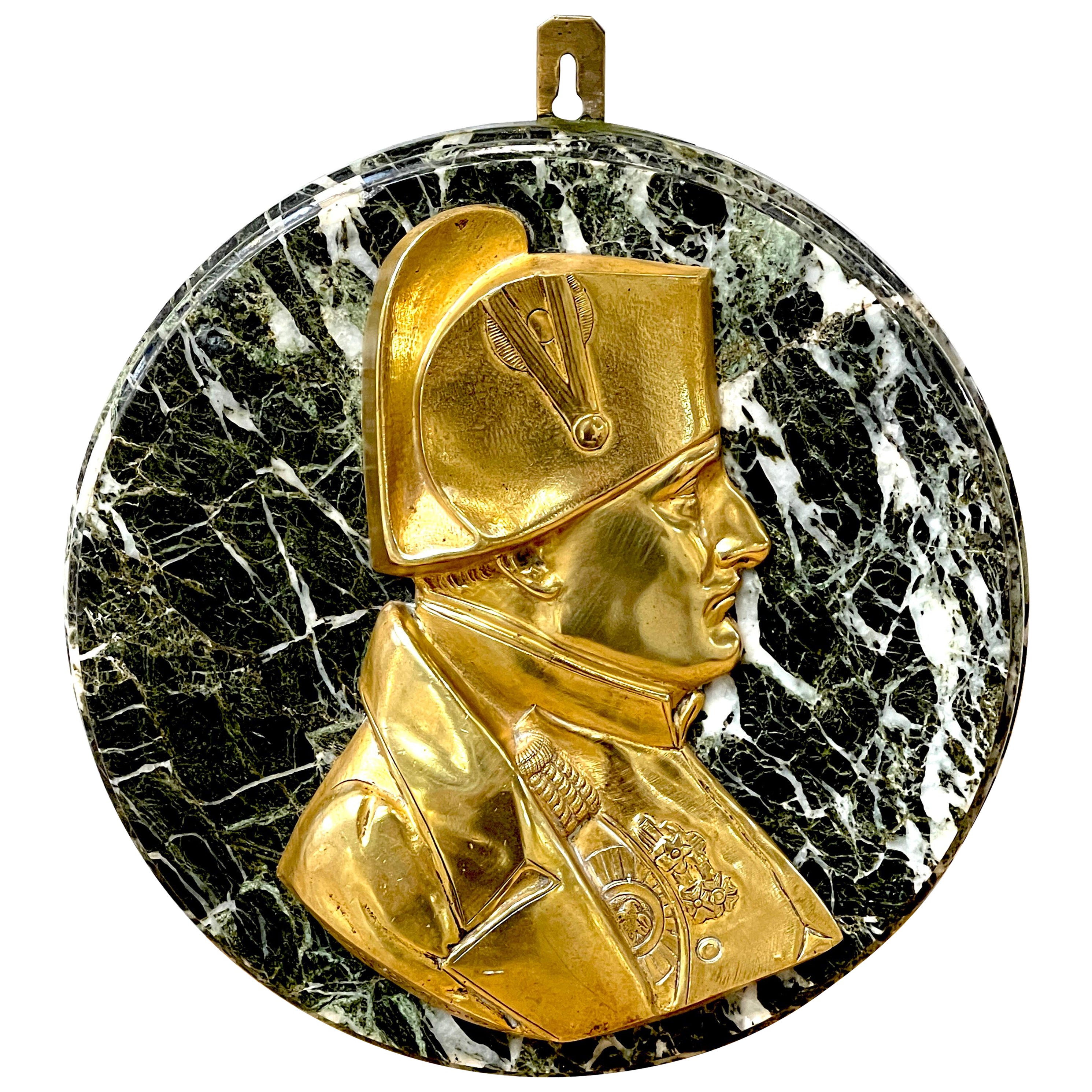 Placa con retrato de Napoleón en ormolu y mármol, siglo XIX, por Pierre Jean David D'Angers