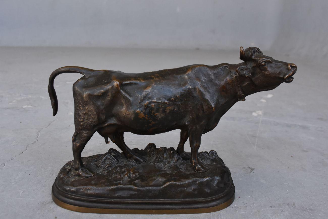 Ancienne médaille non signée en bronze animalier patiné représentant une vache à cornes.