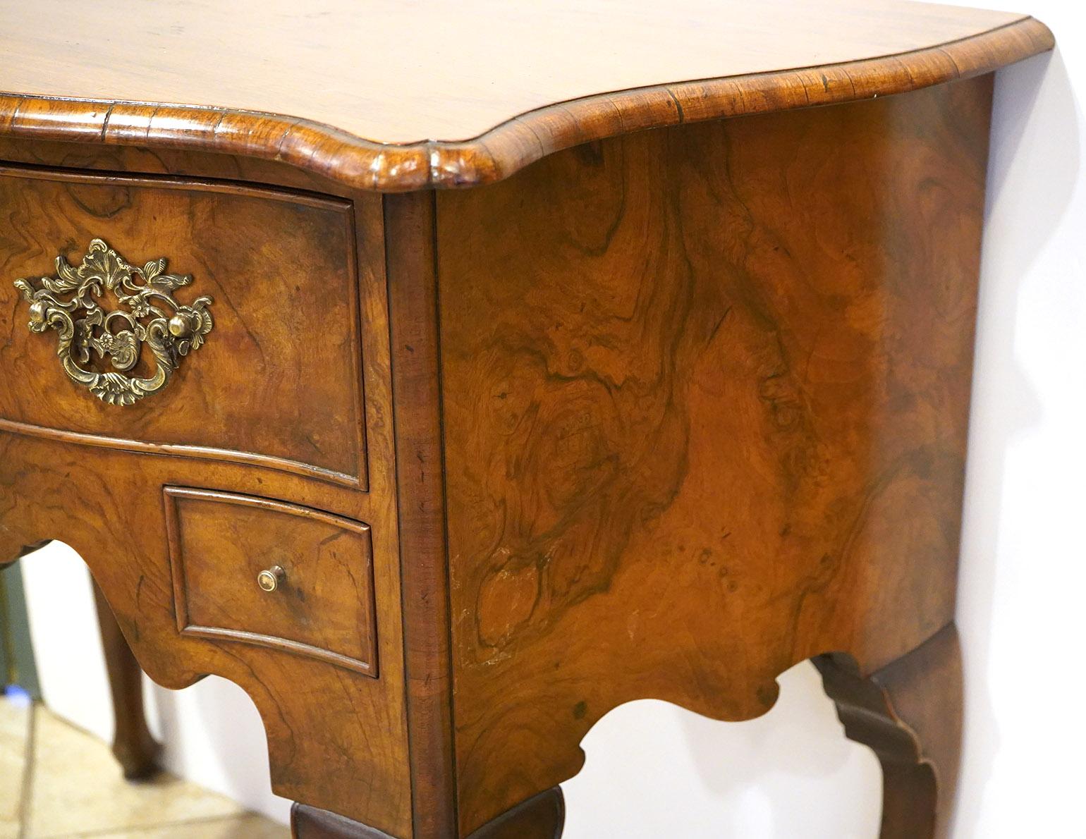 19ª Ct. Tocador holandés estilo Queen Anne de nogal bien labrado en Excelente estado para la venta en Ft. Lauderdale, FL