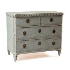 19e Ctr. Commode suédoise de style gustavien en pin peint en gris clair