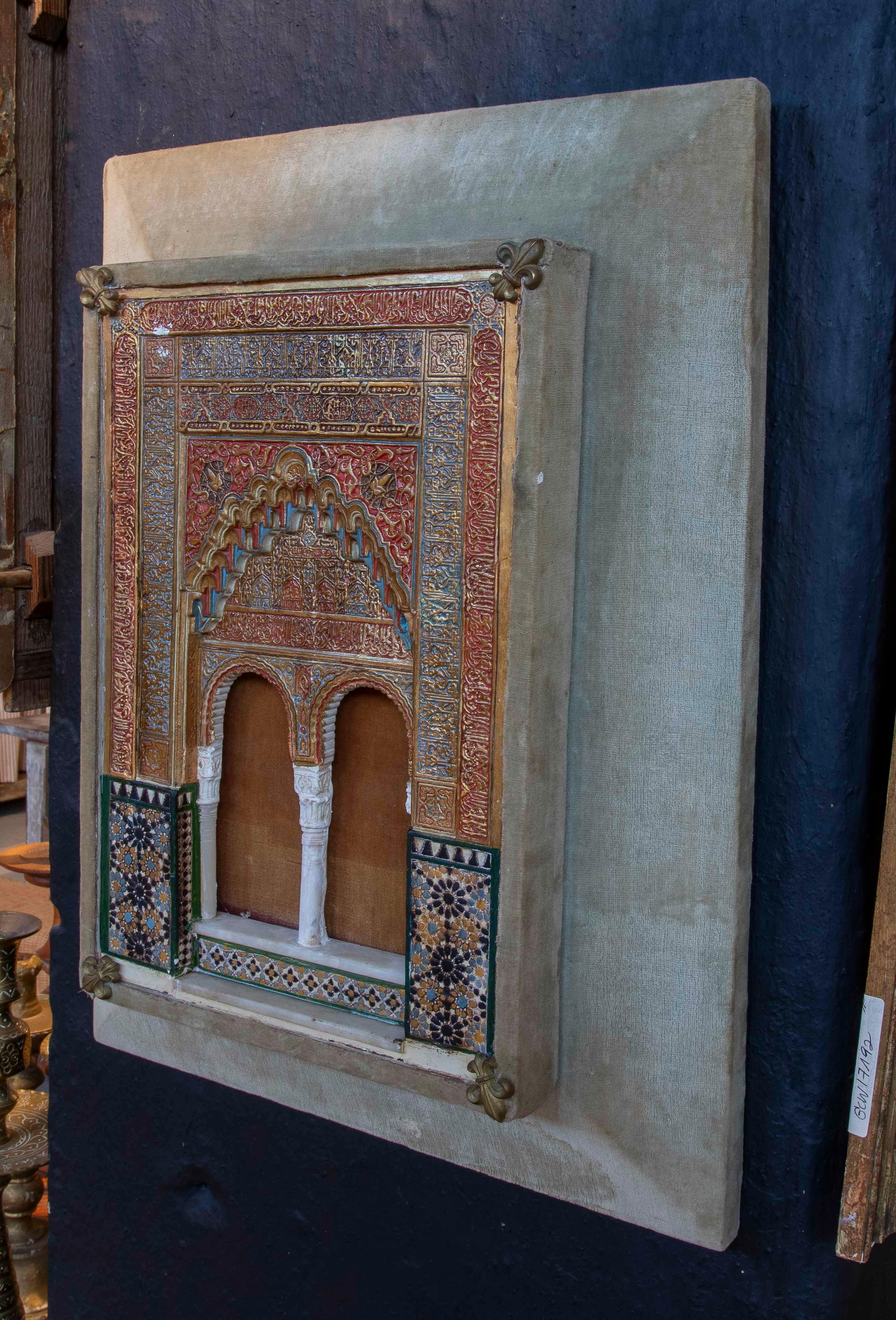 Espagnol 19e Modèle décoratif avec une porte mudéjar sculptée en stuc et un cadre en velours en vente