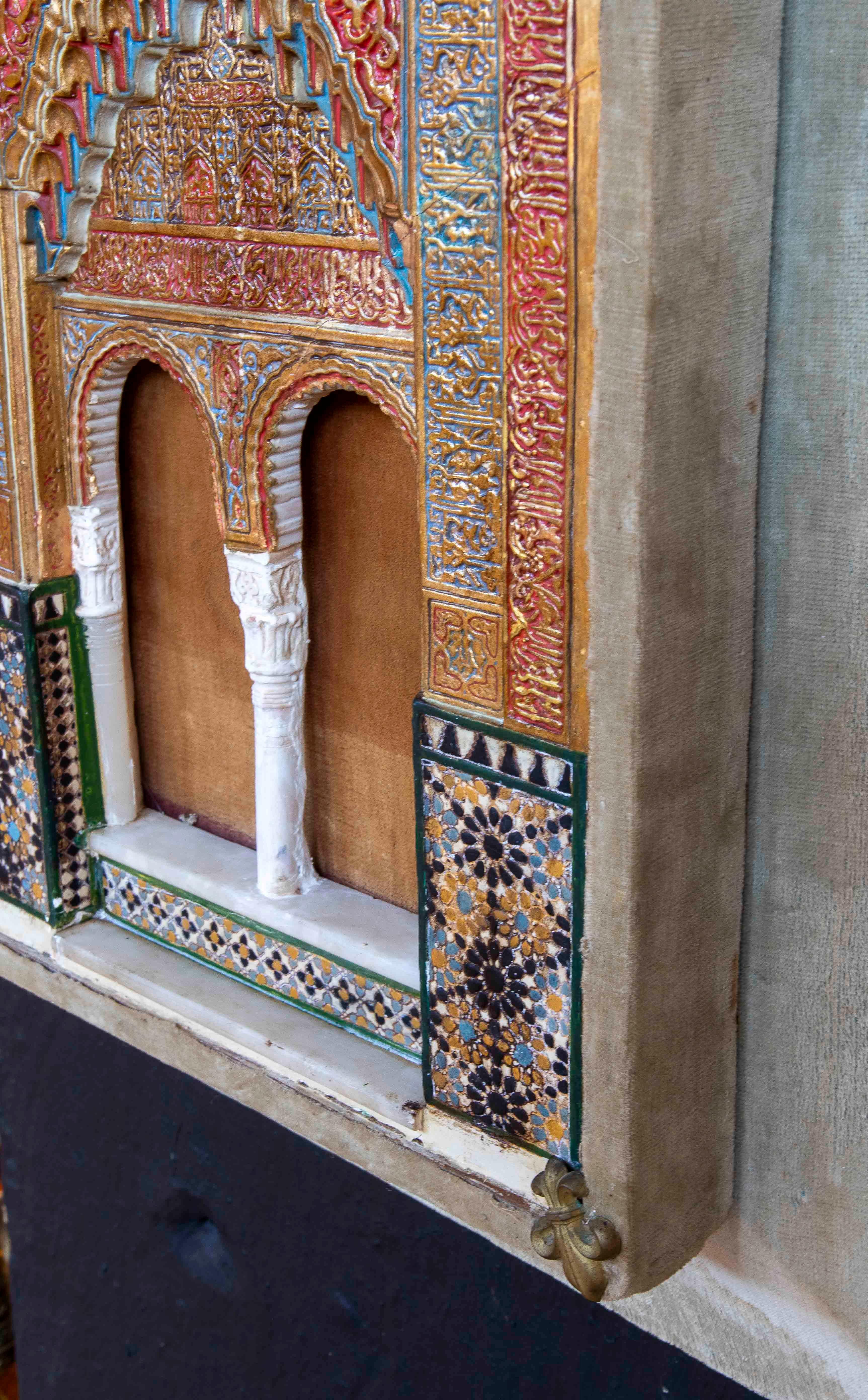 19e Modèle décoratif avec une porte mudéjar sculptée en stuc et un cadre en velours en vente 1