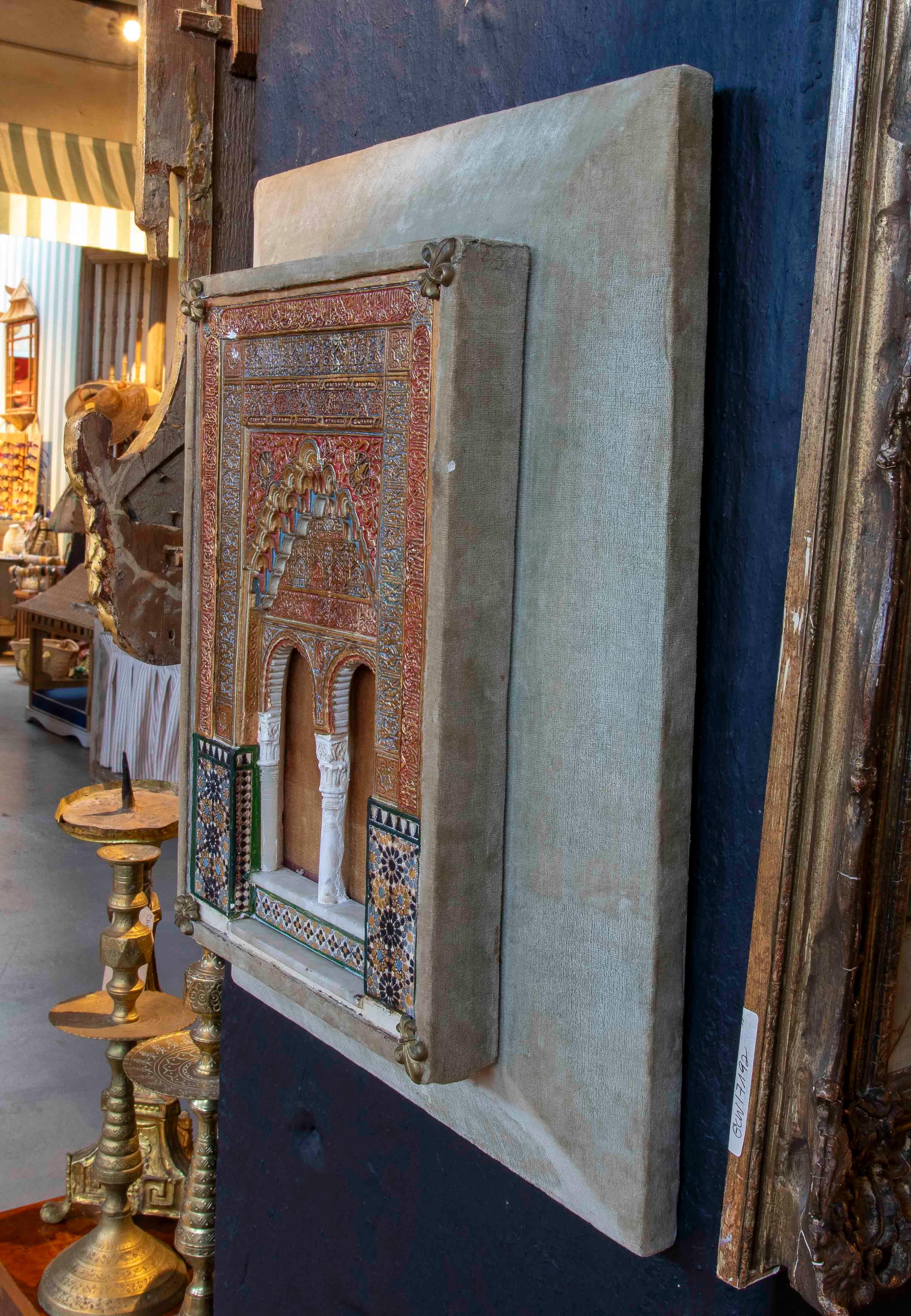 19e Modèle décoratif avec une porte mudéjar sculptée en stuc et un cadre en velours en vente 2