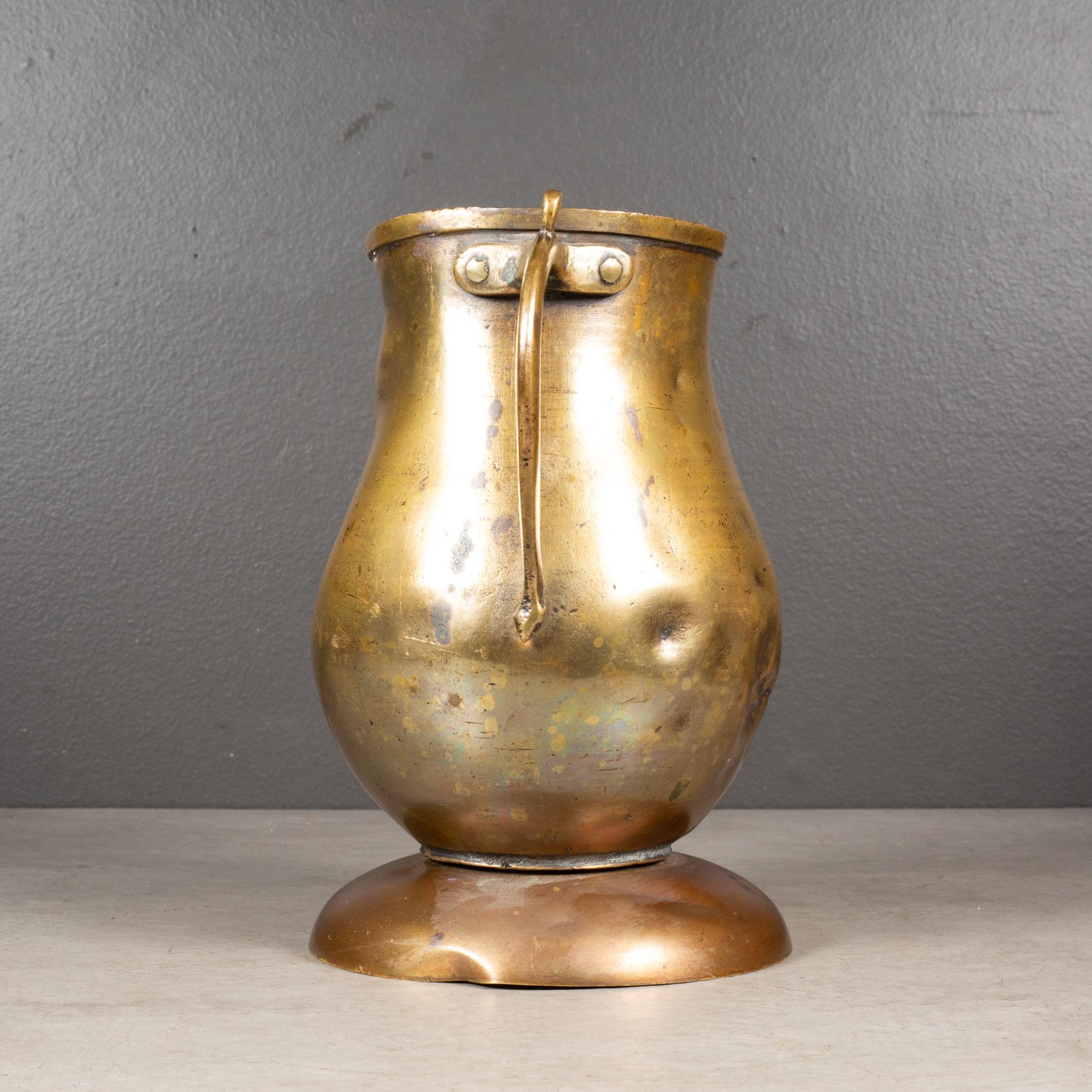 CIRCA

Brocca in bronzo massiccio antico con manico, inserto in rame e base in rame. La brocca è appesantita da un pezzo di piombo rotondo posto al di sotto. 

    CREATORE Sconosciuto. 
    Data di fabbricazione: 1800-1920 circa.
    MATERIALI E