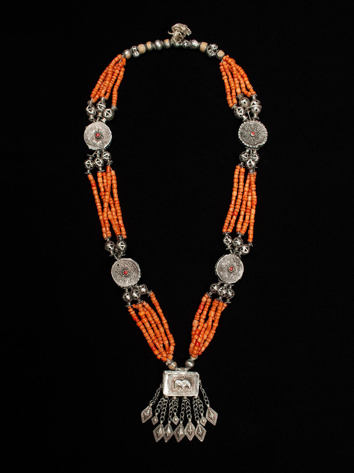 Collar de boda de coral y plata del siglo XIX-principios del XX, Tayikistán, Asia Central

Un raro y hermoso collar de boda de los tayikos de la República de Tayikistán, en Asia Central. Se transmitían de una generación a otra y, como ocurre con