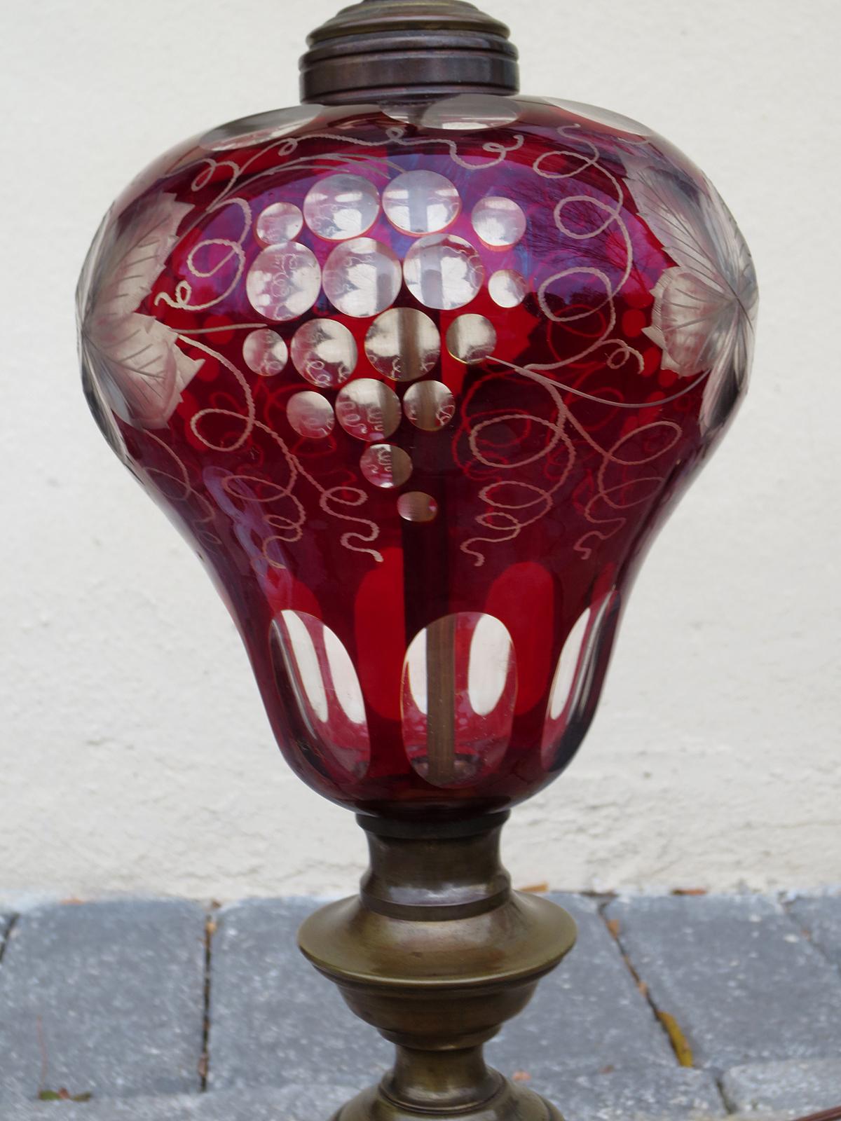 lampe aus rotem:: geschliffenem und klarem Glas auf Bronzesockel:: 19. bis frühes 20 im Zustand „Gut“ im Angebot in Atlanta, GA