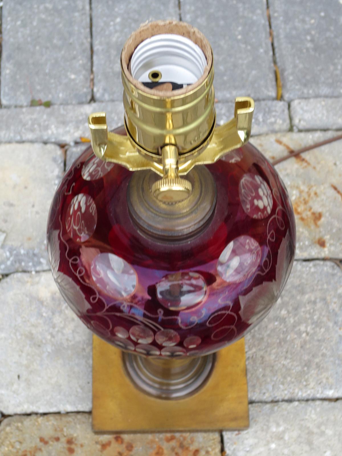 19th-Early 20th Century Red Cut to Clear Glass Lamp on Bronze Base In Good Condition For Sale In Atlanta, GA