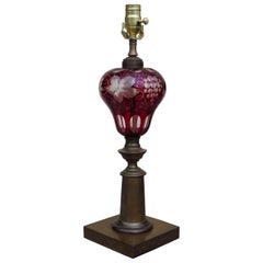 lampe aus rotem:: geschliffenem und klarem Glas auf Bronzesockel:: 19. bis frühes 20