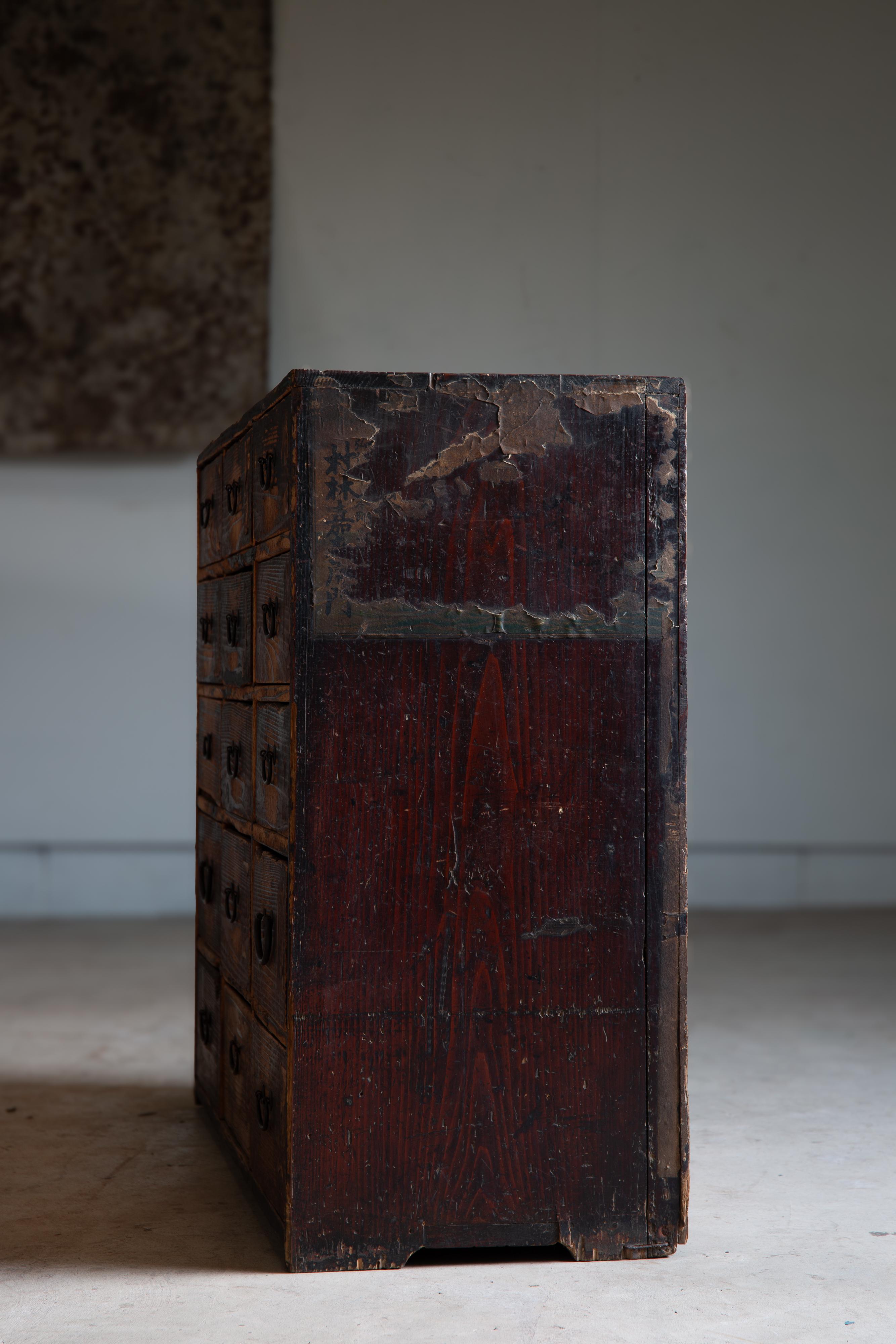Japanische Wabi sabi dougu Kusuri Tansu, Werkzeug-Medizinkommode, Edo-Kommode, 19. Jahrhundert (Mittleres 19. Jahrhundert) im Angebot