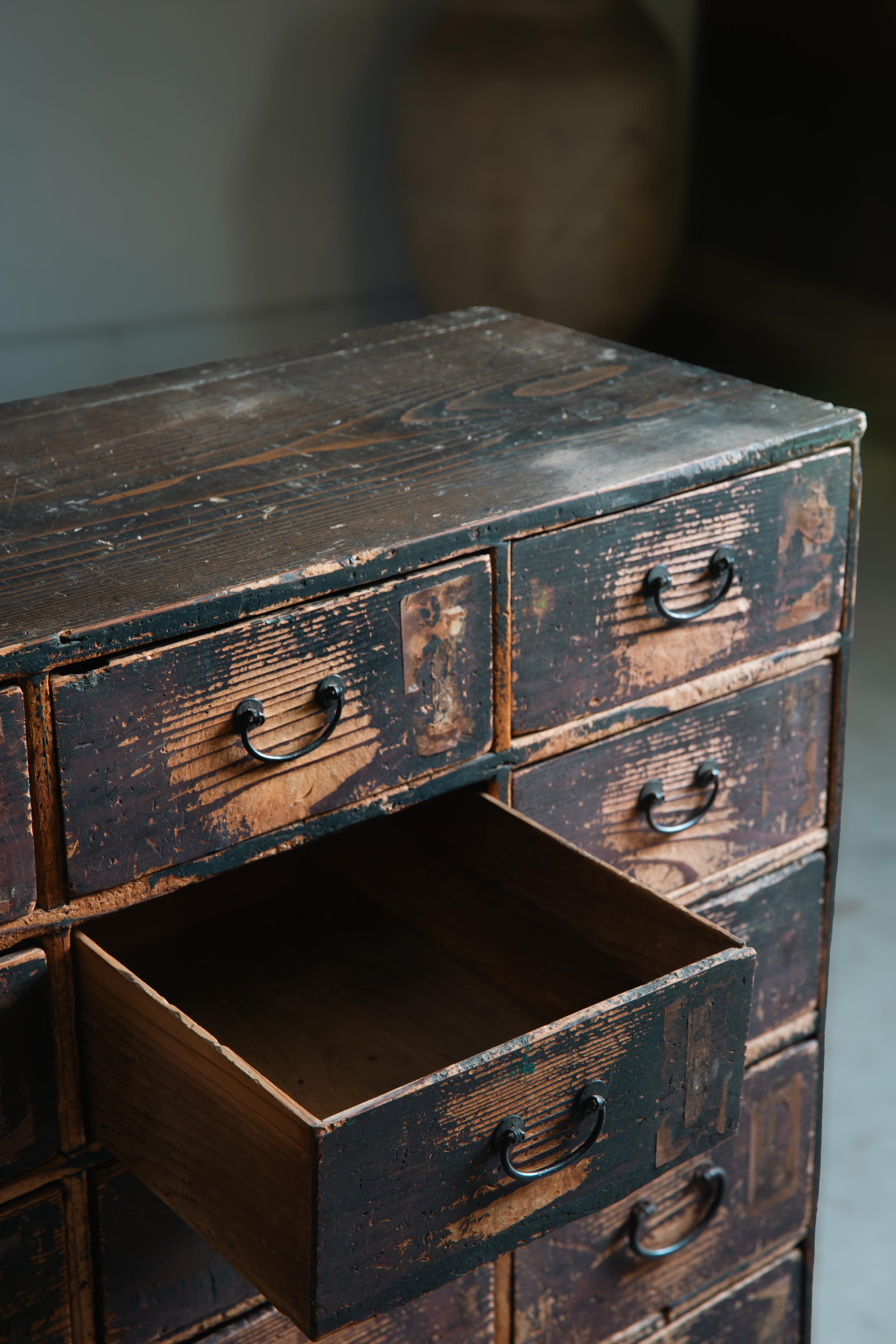 Japanische Wabi sabi dougu Kusuri Tansu, Werkzeug-Medizinkommode, Edo-Kommode, 19. Jahrhundert im Angebot 12