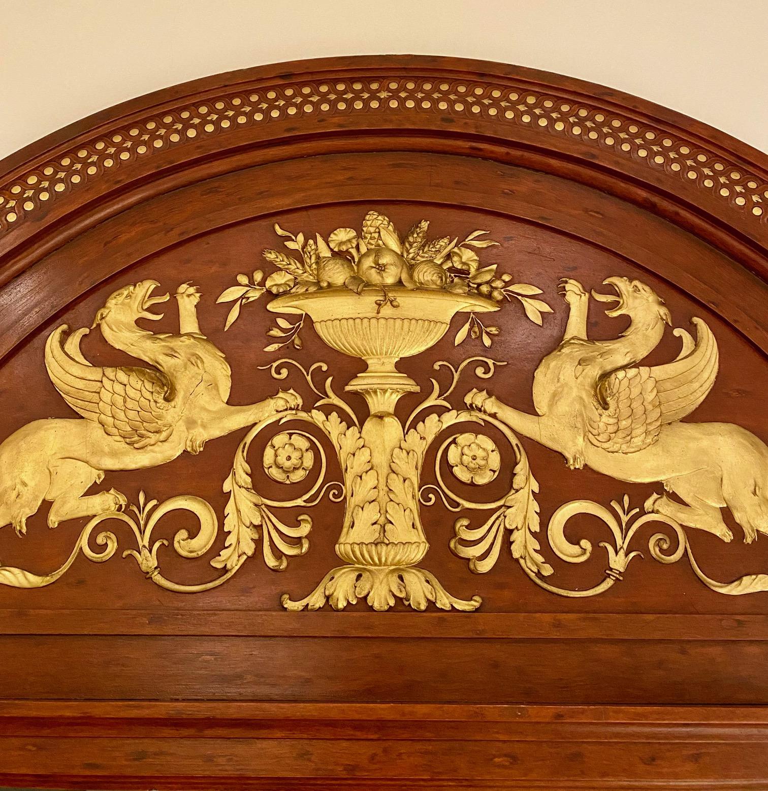 Grande specchio in stile Impero della fine del XIX secolo, altamente decorativo, in finto legno di mogano con elementi in gesso dorato in rilievo.

Francia circa 1890.

Dimensioni:

H209 per 131 cm.
H82,28 per 51,57 pollici.
