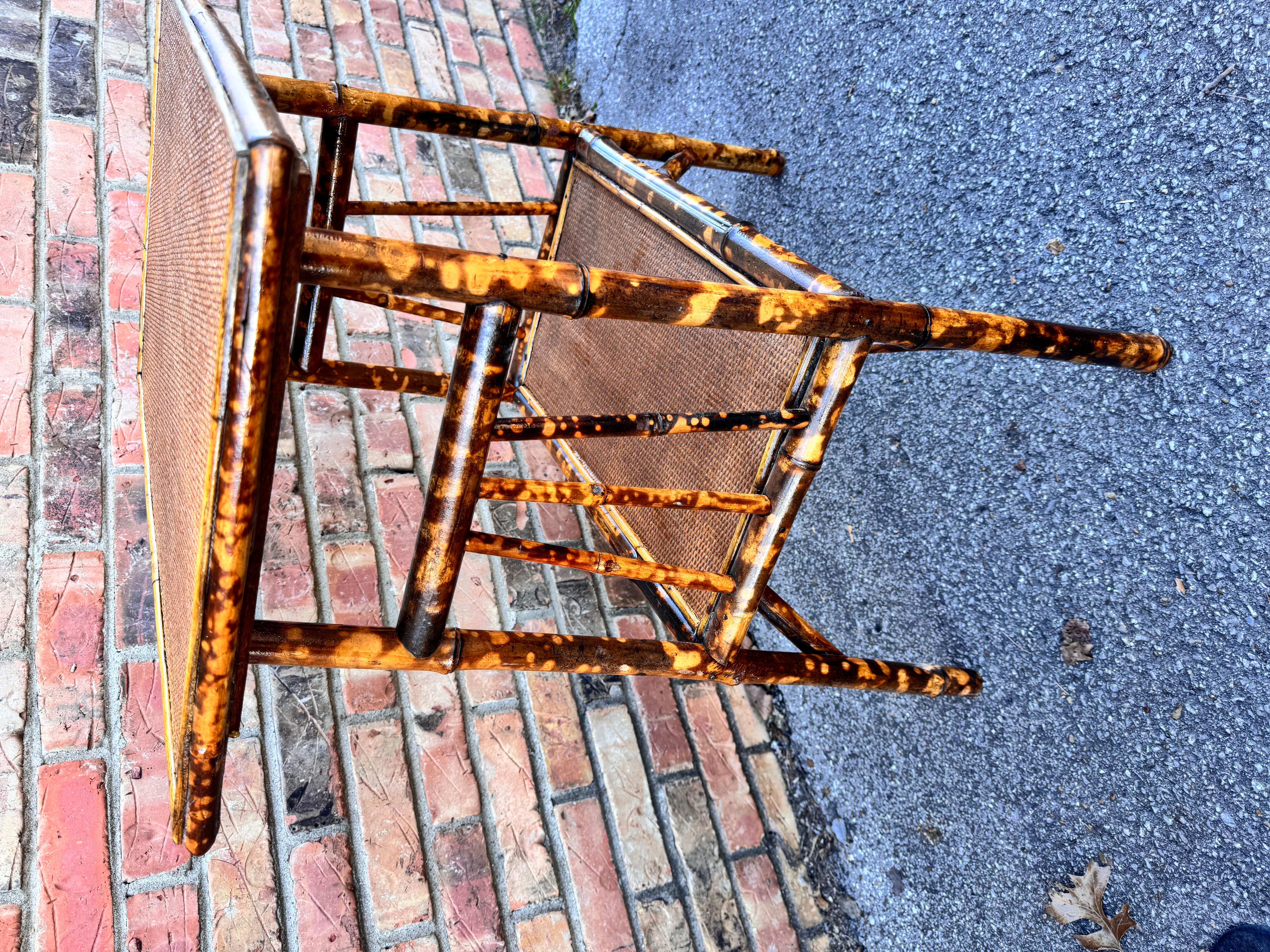Il s'agit d'une magnifique table d'appoint en bambou anglais du 19e siècle ! Les tables de ce type constituent d'excellentes pièces d'accent, car leur couleur et leur style sont très polyvalents. Les teintes sombres du bambou brûlé se marient