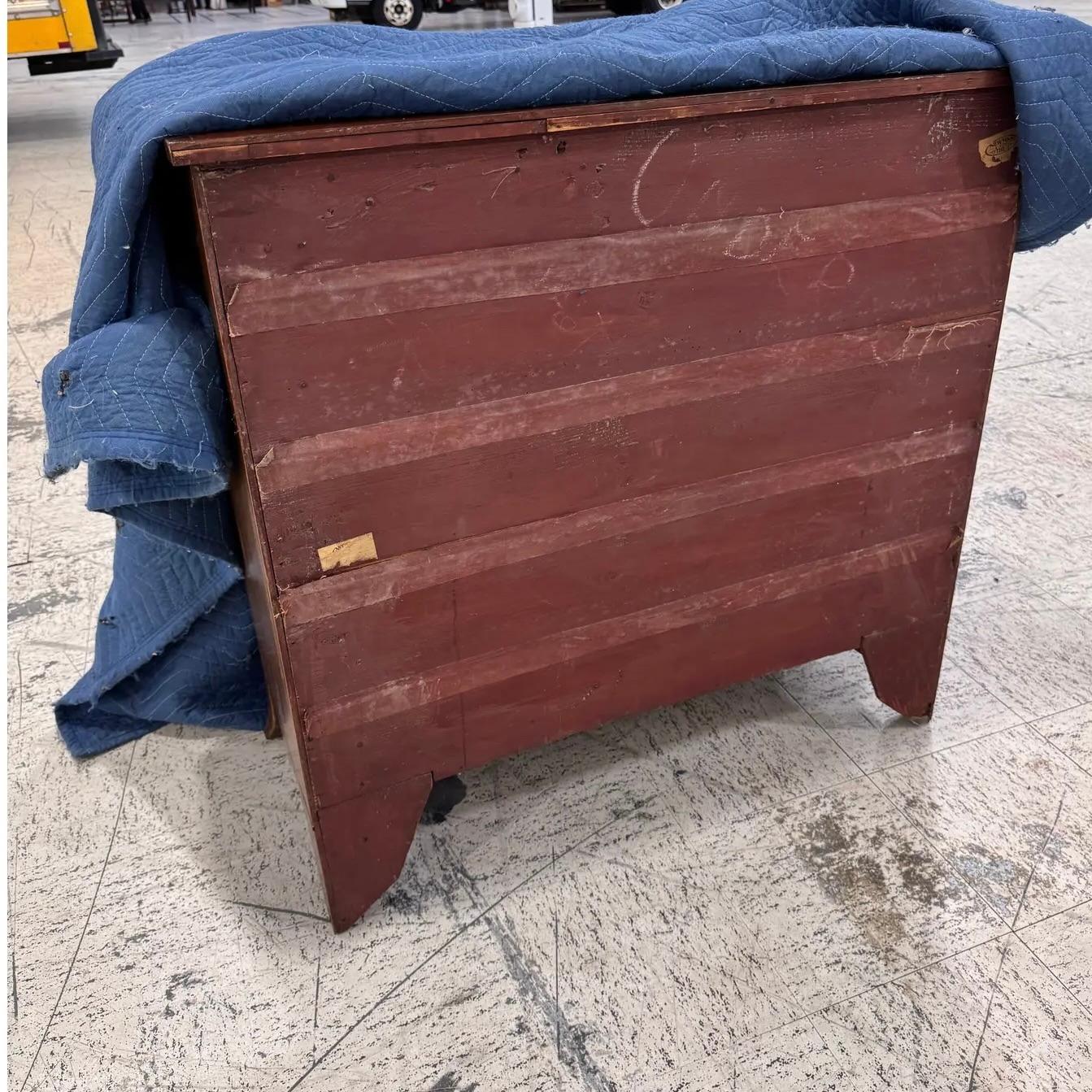 19th English Bow Front Chest of Drawers in vendita 4